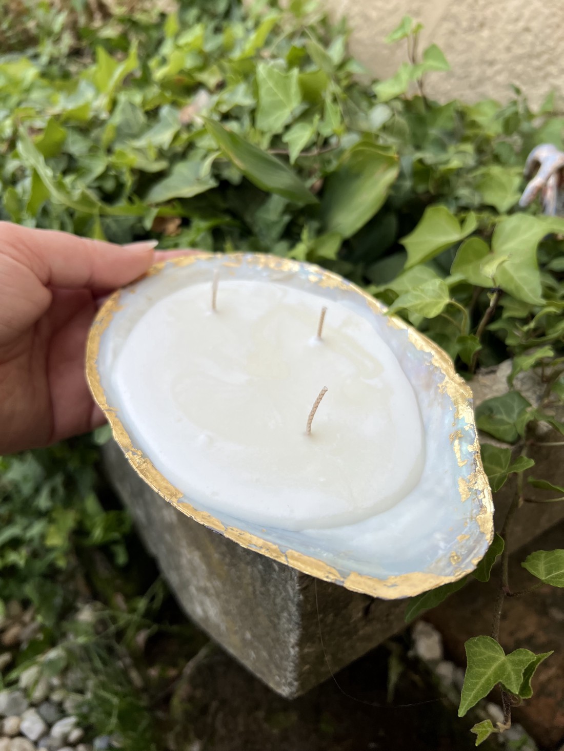 Lumânare unică cu scoici de lac - Lumânare artizanală din materiale naturale -  - Artynos.ro