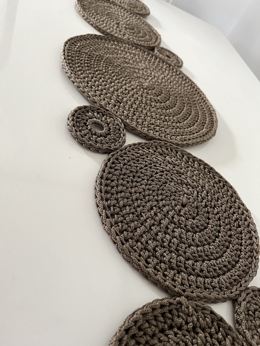 Croșetat alergător de masă - casă & stil de viață - accesorii pentru decorat casa - decorațiuni de masă și decorațiuni pentru rafturi  - fețe de masă croșetate - Artynos.ro