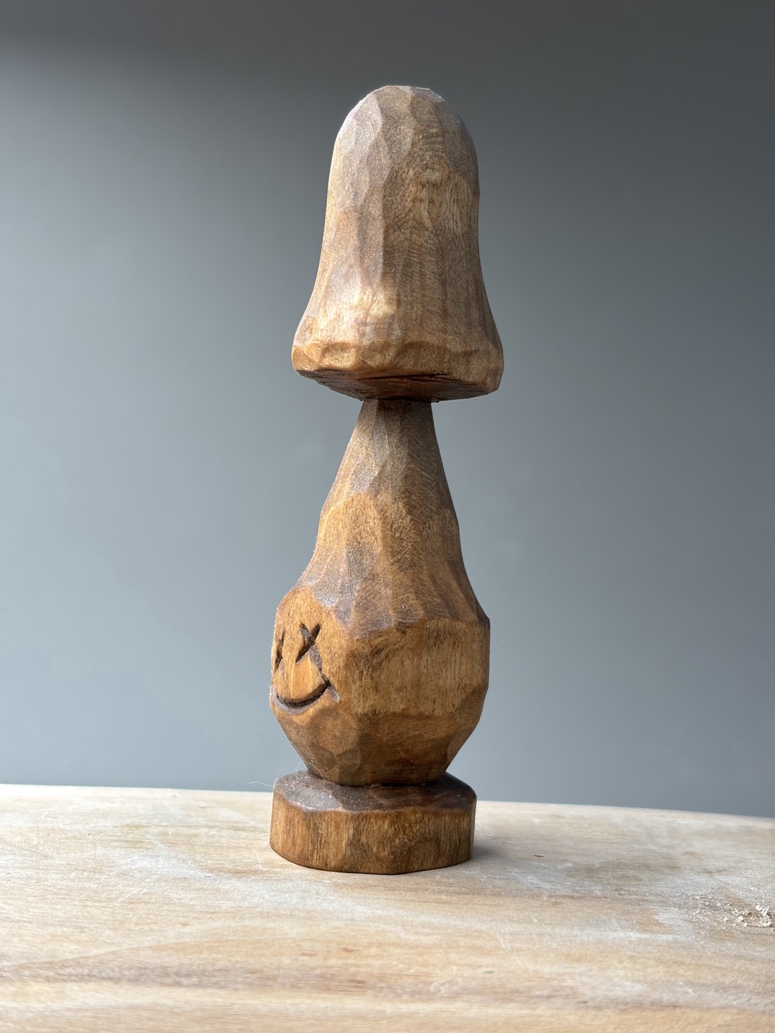 Ciupercuță zâmbitoare - figurină unicat - arte vizuale și accesorii - sculptură - statuie lemn - Artynos.ro Ciupercuță zâmbitoare - figurină unicat - arte vizuale și accesorii - sculptură - statuie lemn - Artynos.ro