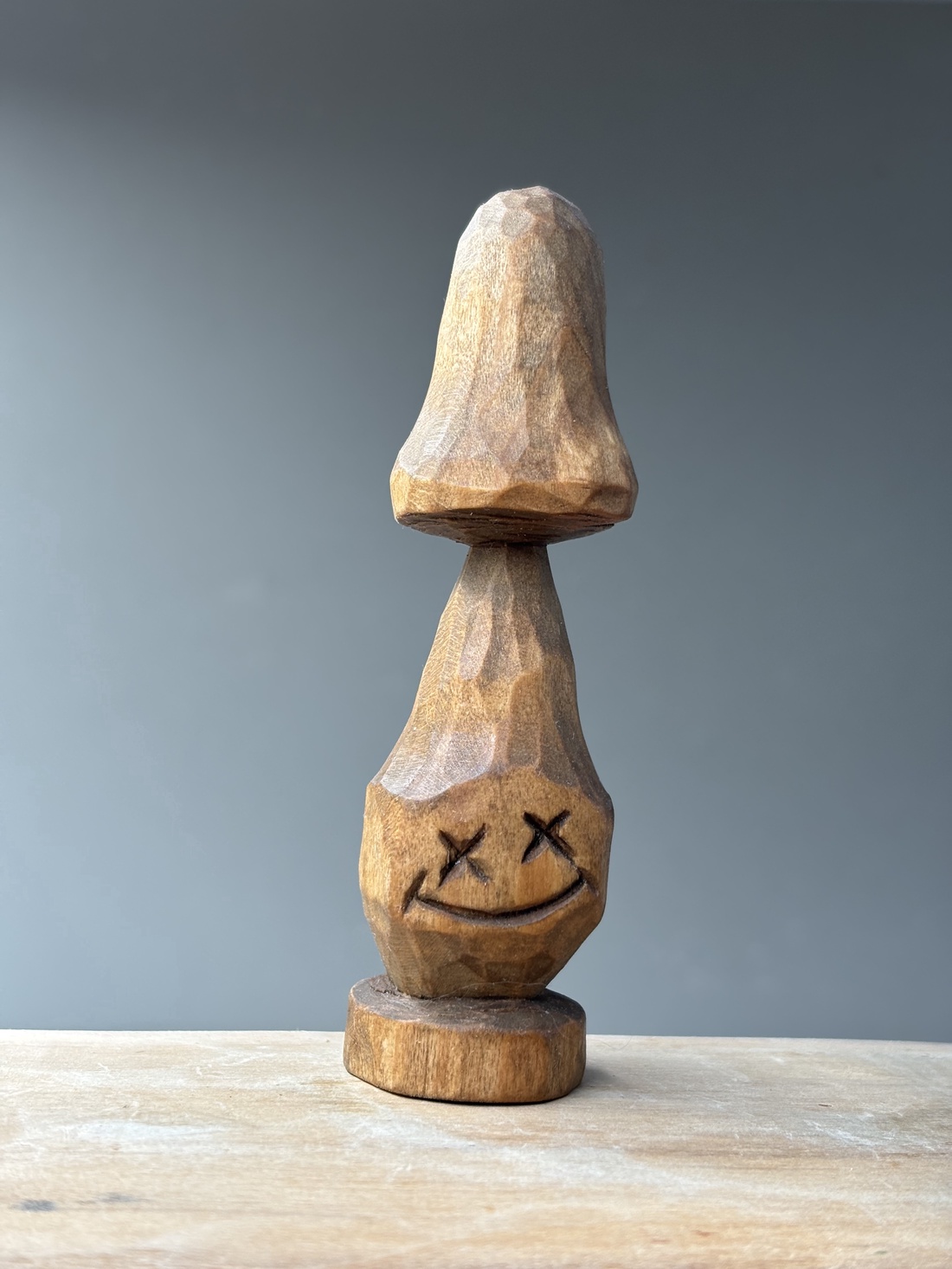 Ciupercuță zâmbitoare - figurină unicat - arte vizuale și accesorii - sculptură - statuie lemn - Artynos.ro Ciupercuță zâmbitoare - figurină unicat - arte vizuale și accesorii - sculptură - statuie lemn - Artynos.ro