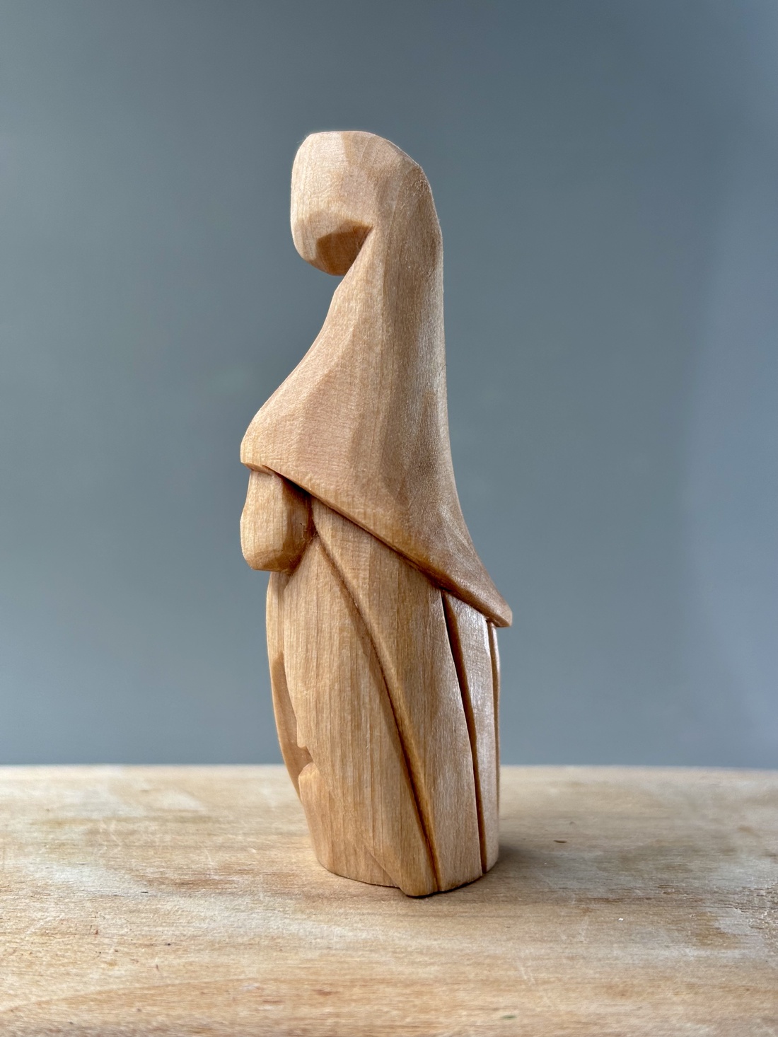 Gnom sculptat din lemn de tei - figurină unicat  - accesorii de crăciun - cadou tematic de moș crăciun, decorațiuni - cadouri de moș crăciun - Artynos.ro