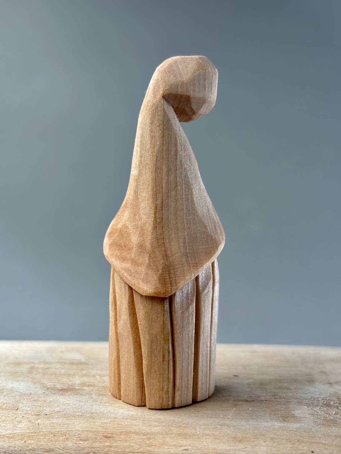 Gnom sculptat din lemn de tei - figurină unicat  - accesorii de crăciun - cadou tematic de moș crăciun, decorațiuni - cadouri de moș crăciun - Artynos.ro