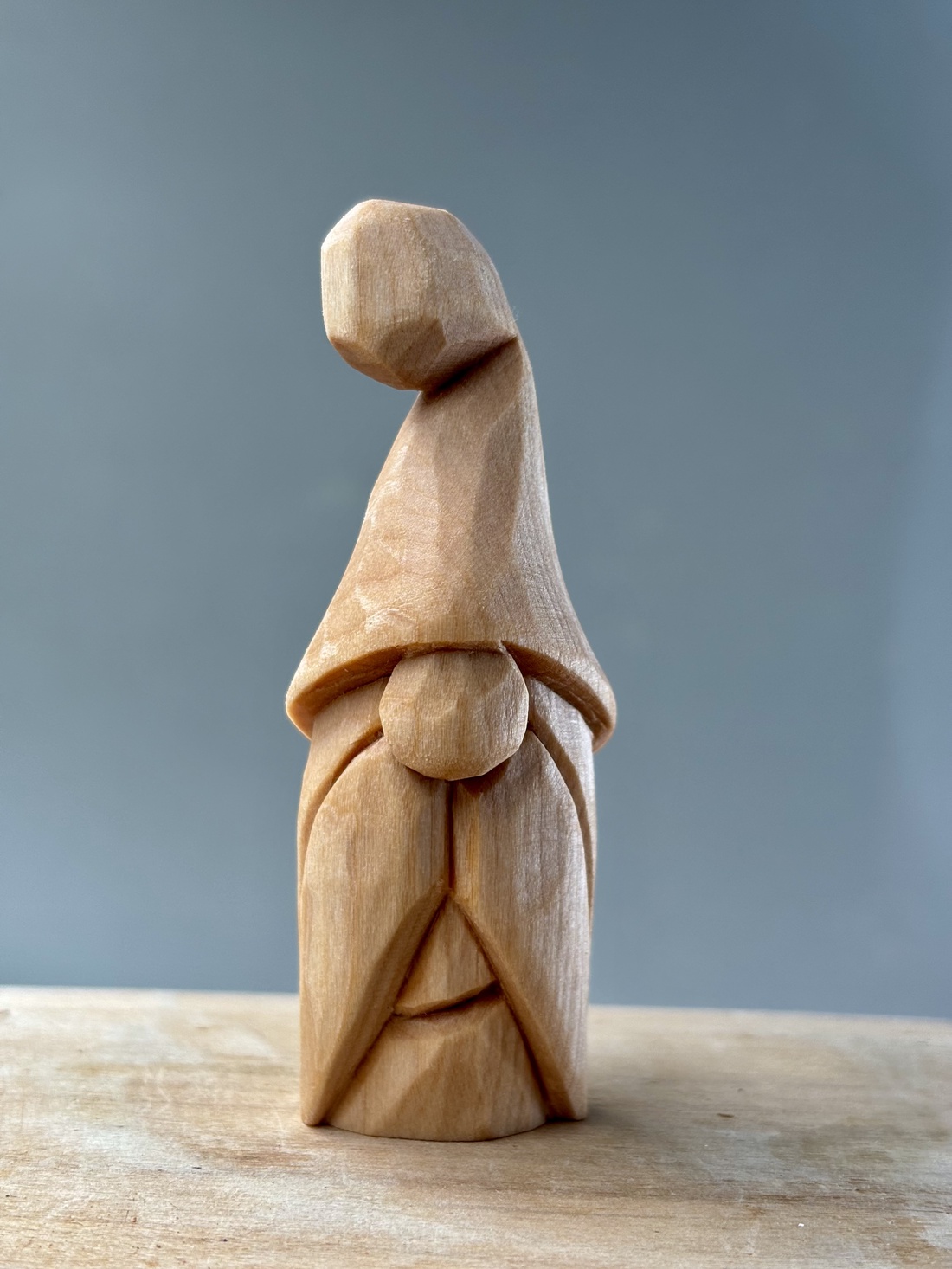 Gnom sculptat din lemn de tei - figurină unicat  - accesorii de crăciun - cadou tematic de moș crăciun, decorațiuni - cadouri de moș crăciun - Artynos.ro