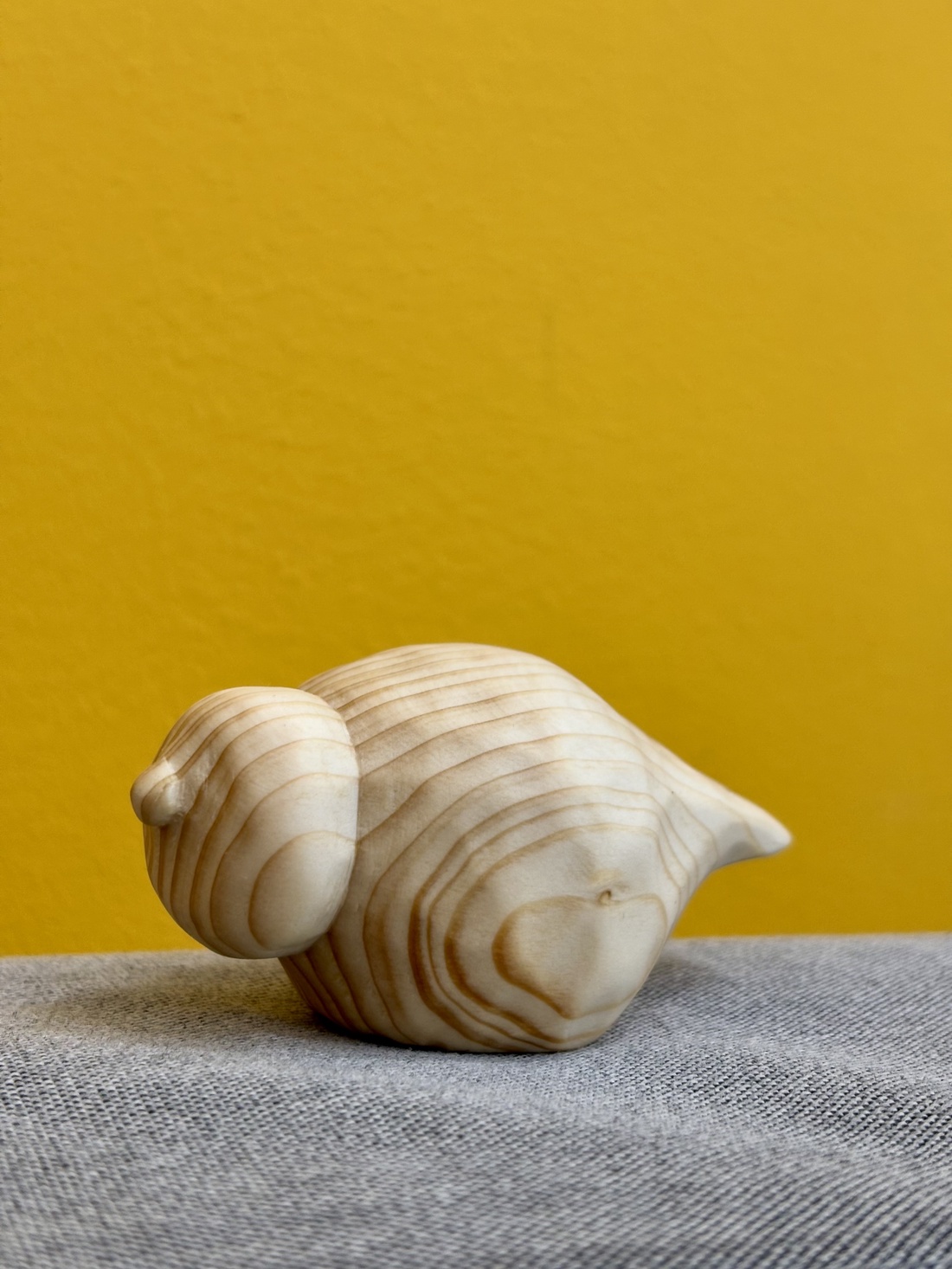 Pasăre stilizată din lemn de pin, sculptură mică decorativă finisaj cu ulei mineral - - Artynos.ro Pasăre stilizată din lemn de pin, sculptură mică decorativă finisaj cu ulei mineral - - Artynos.ro
