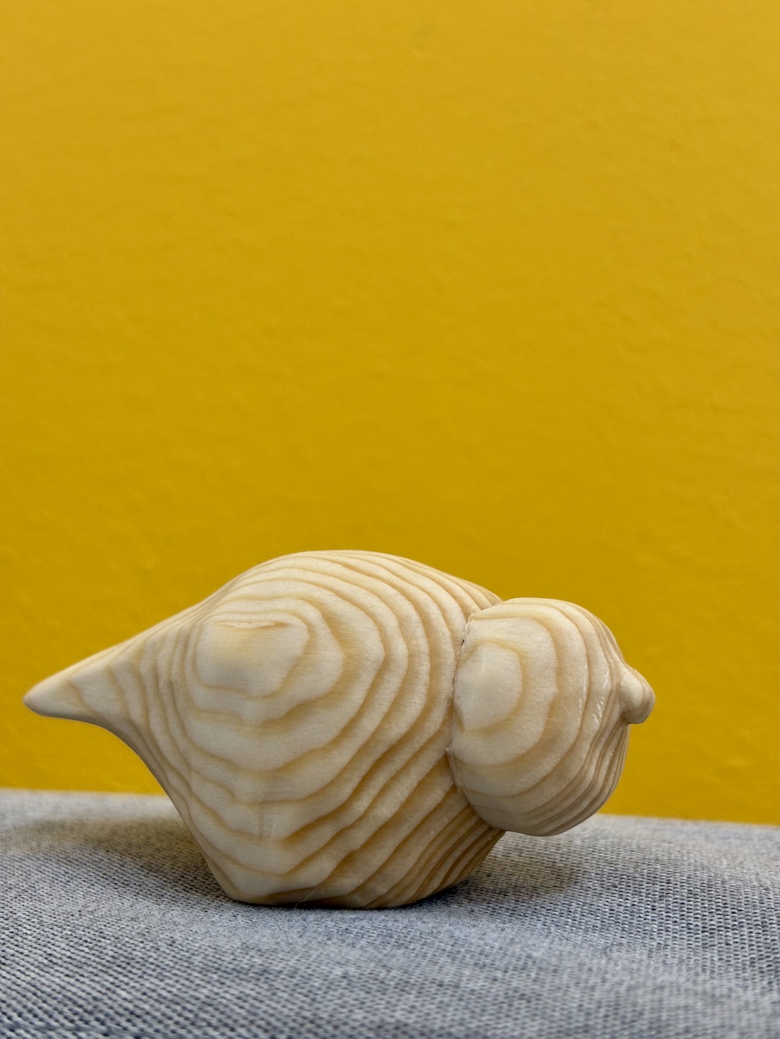Pasăre stilizată din lemn de pin, sculptură mică decorativă finisaj cu ulei mineral - - Artynos.ro Pasăre stilizată din lemn de pin, sculptură mică decorativă finisaj cu ulei mineral - - Artynos.ro