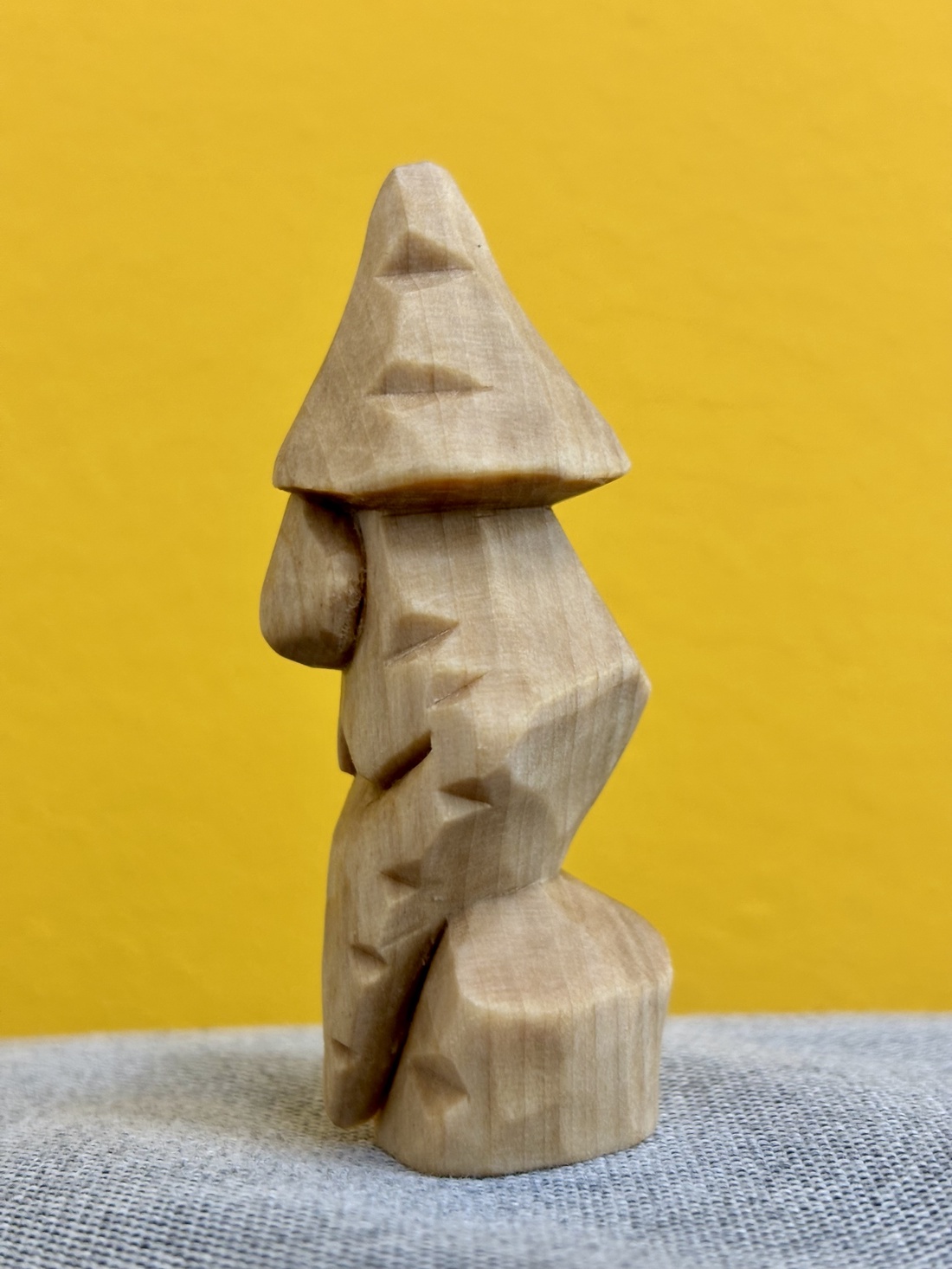 Gnom din lemn de tei sculptură decorativă handmade - accessorii și unelte - accesorii decorative - figurine - Artynos.ro Gnom din lemn de tei sculptură decorativă handmade - accessorii și unelte - accesorii decorative - figurine - Artynos.ro