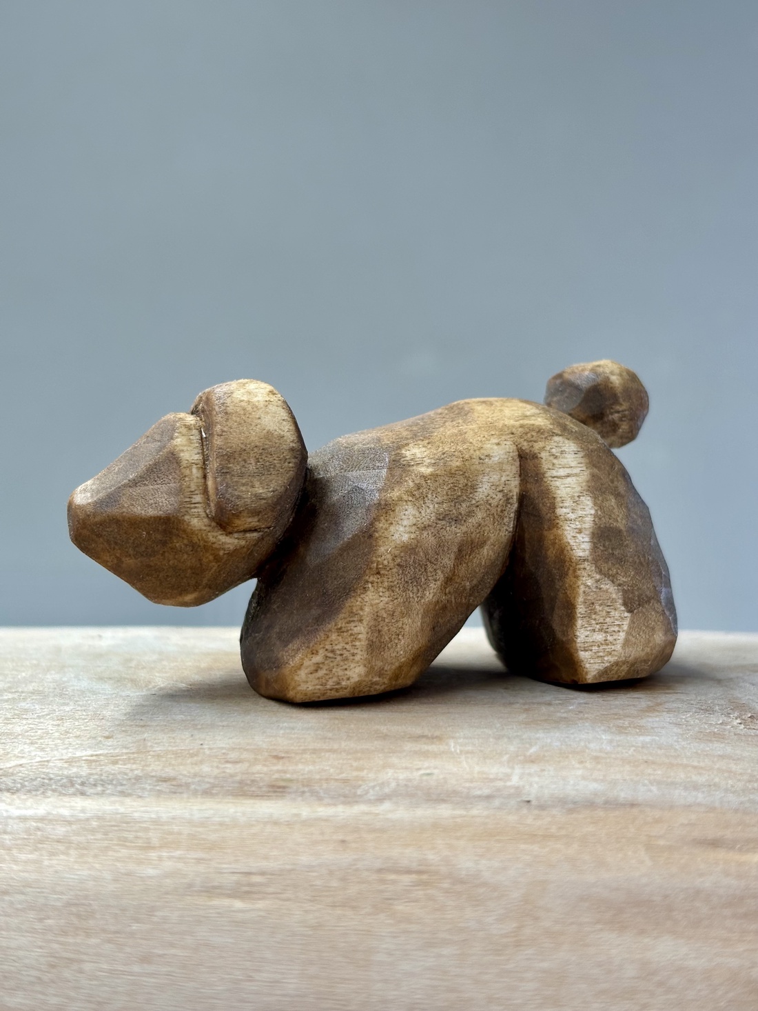 Cățeluș decorativ din lemn de tei sculptură artizanală - accessorii și unelte - accesorii decorative - figurine - Artynos.ro Cățeluș decorativ din lemn de tei sculptură artizanală - accessorii și unelte - accesorii decorative - figurine - Artynos.ro