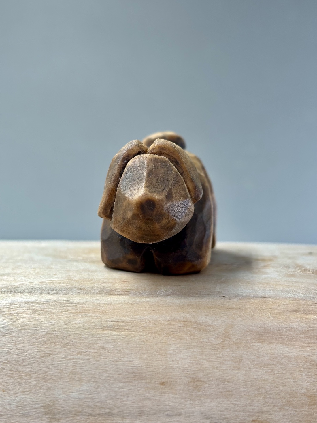 Cățeluș decorativ din lemn de tei sculptură artizanală - accessorii și unelte - accesorii decorative - figurine - Artynos.ro Cățeluș decorativ din lemn de tei sculptură artizanală - accessorii și unelte - accesorii decorative - figurine - Artynos.ro