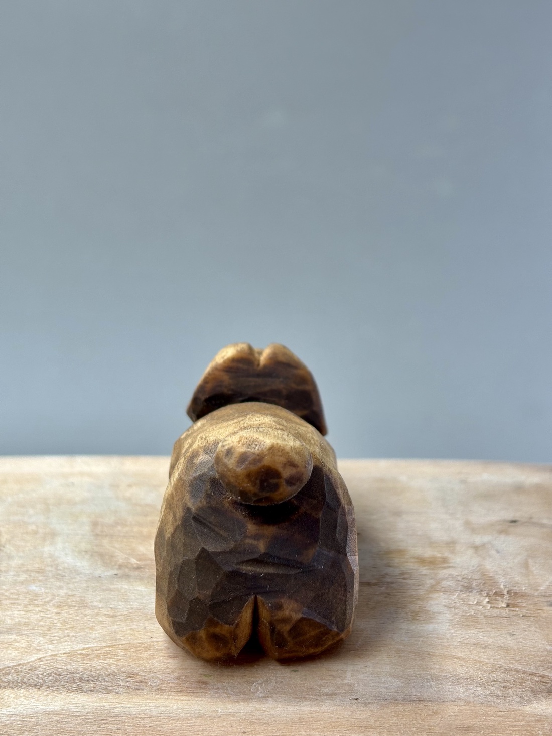 Cățeluș decorativ din lemn de tei sculptură artizanală - accessorii și unelte - accesorii decorative - figurine - Artynos.ro Cățeluș decorativ din lemn de tei sculptură artizanală - accessorii și unelte - accesorii decorative - figurine - Artynos.ro