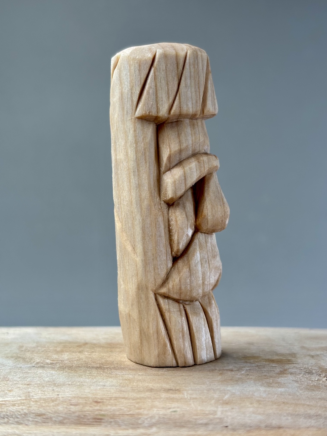 Figurină artizanală din lemn de tei Chip bărbătesc sculptat manual - accessorii și unelte - accesorii decorative - figurine - Artynos.ro Figurină artizanală din lemn de tei Chip bărbătesc sculptat manual - accessorii și unelte - accesorii decorative - figurine - Artynos.ro