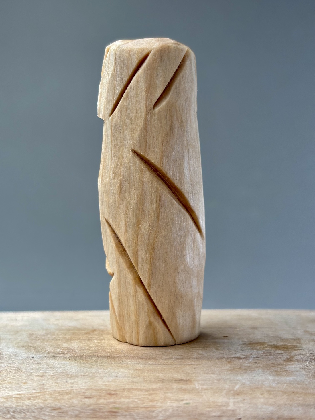 Figurină artizanală din lemn de tei Chip bărbătesc sculptat manual - accessorii și unelte - accesorii decorative - figurine - Artynos.ro Figurină artizanală din lemn de tei Chip bărbătesc sculptat manual - accessorii și unelte - accesorii decorative - figurine - Artynos.ro