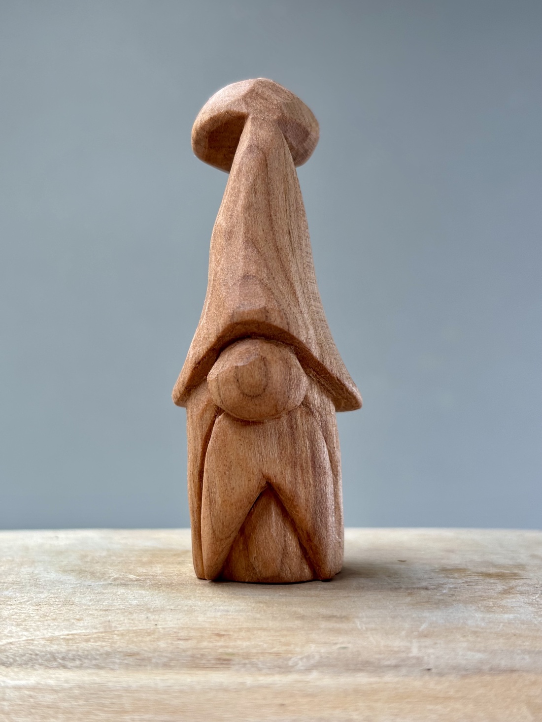 Gnom mic sculptat manual din lemn de cireș - accesorii de crăciun - cadou tematic de moș crăciun, decorațiuni - cadouri de moș crăciun - Artynos.ro Gnom mic sculptat manual din lemn de cireș - accesorii de crăciun - cadou tematic de moș crăciun, decorațiuni - cadouri de moș crăciun - Artynos.ro