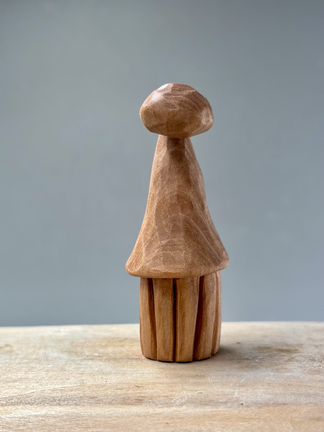 Gnom mic sculptat manual din lemn de cireș - accesorii de crăciun - cadou tematic de moș crăciun, decorațiuni - cadouri de moș crăciun - Artynos.ro Gnom mic sculptat manual din lemn de cireș - accesorii de crăciun - cadou tematic de moș crăciun, decorațiuni - cadouri de moș crăciun - Artynos.ro