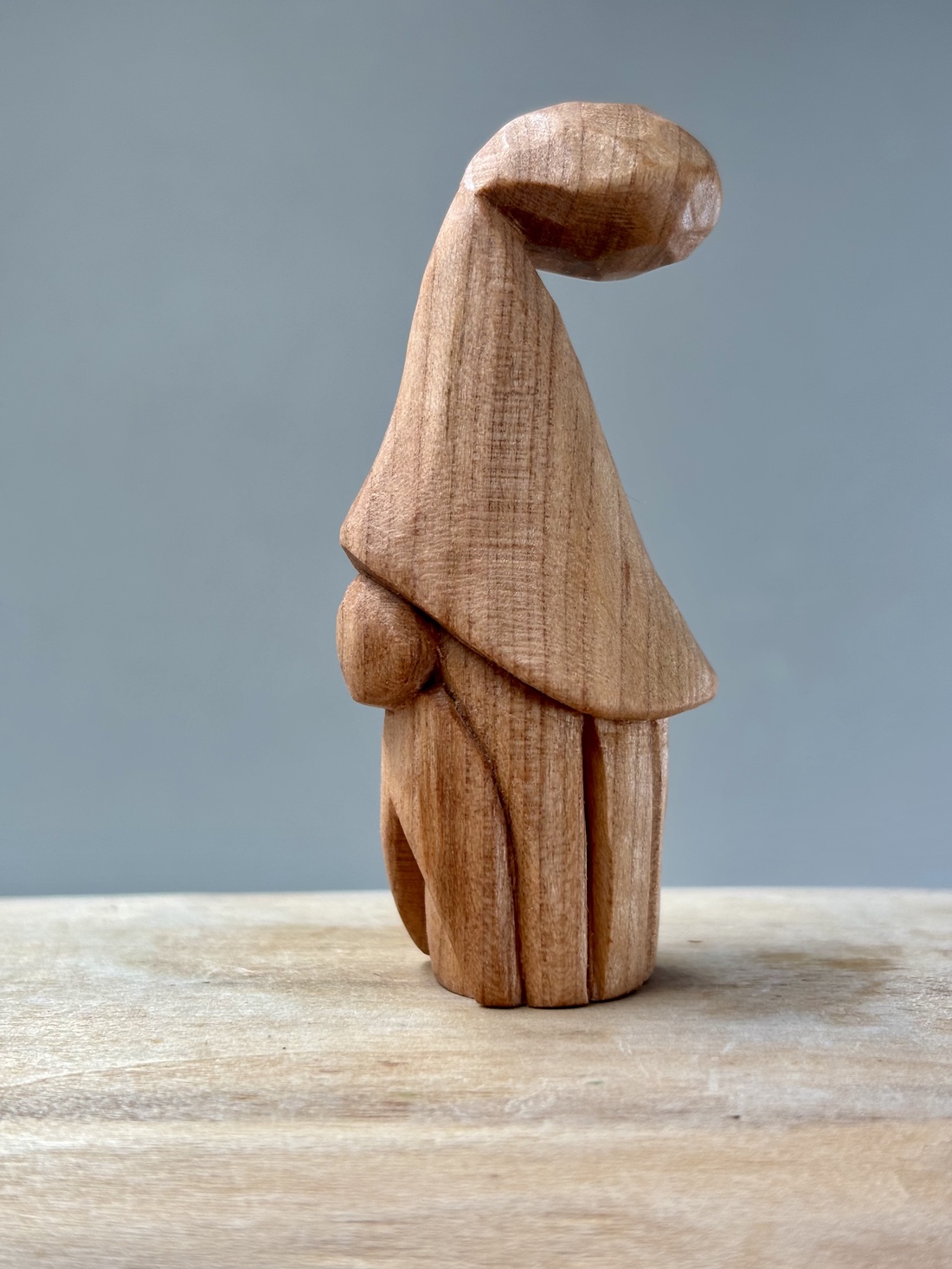 Gnom mic sculptat manual din lemn de cireș - accesorii de crăciun - cadou tematic de moș crăciun, decorațiuni - cadouri de moș crăciun - Artynos.ro Gnom mic sculptat manual din lemn de cireș - accesorii de crăciun - cadou tematic de moș crăciun, decorațiuni - cadouri de moș crăciun - Artynos.ro