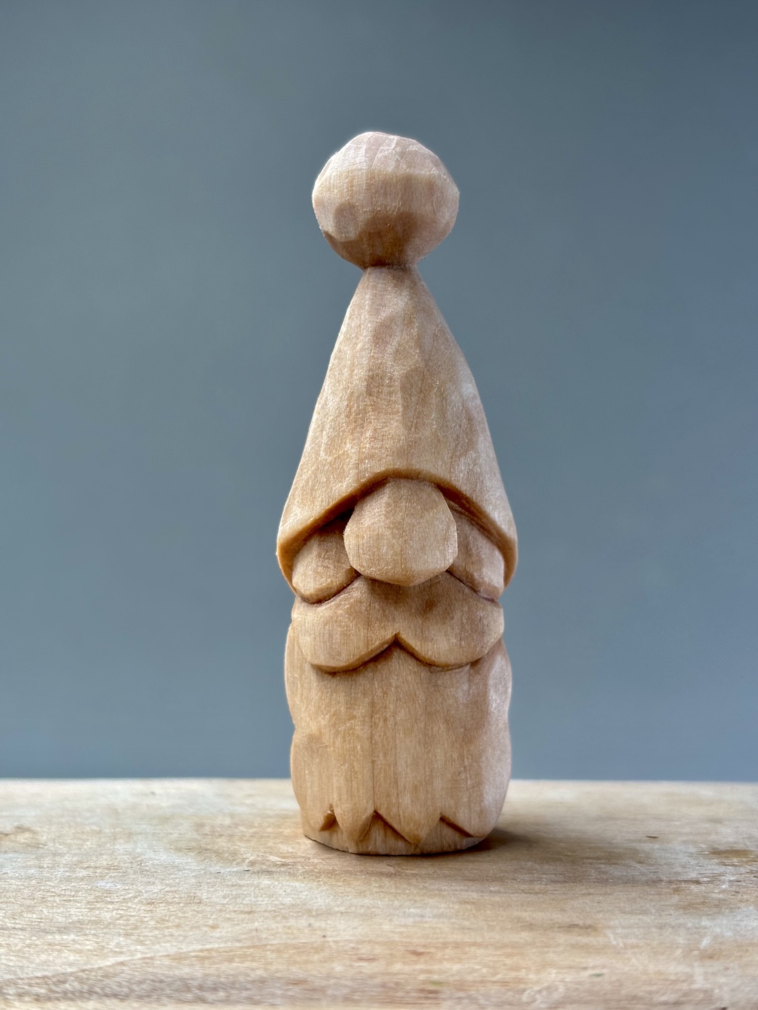 Gnom mic din lemn de tei sculptură artizanală rustică - accesorii de crăciun - cadou tematic de moș crăciun, decorațiuni - cadouri de moș crăciun - Artynos.ro Gnom mic din lemn de tei sculptură artizanală rustică - accesorii de crăciun - cadou tematic de moș crăciun, decorațiuni - cadouri de moș crăciun - Artynos.ro