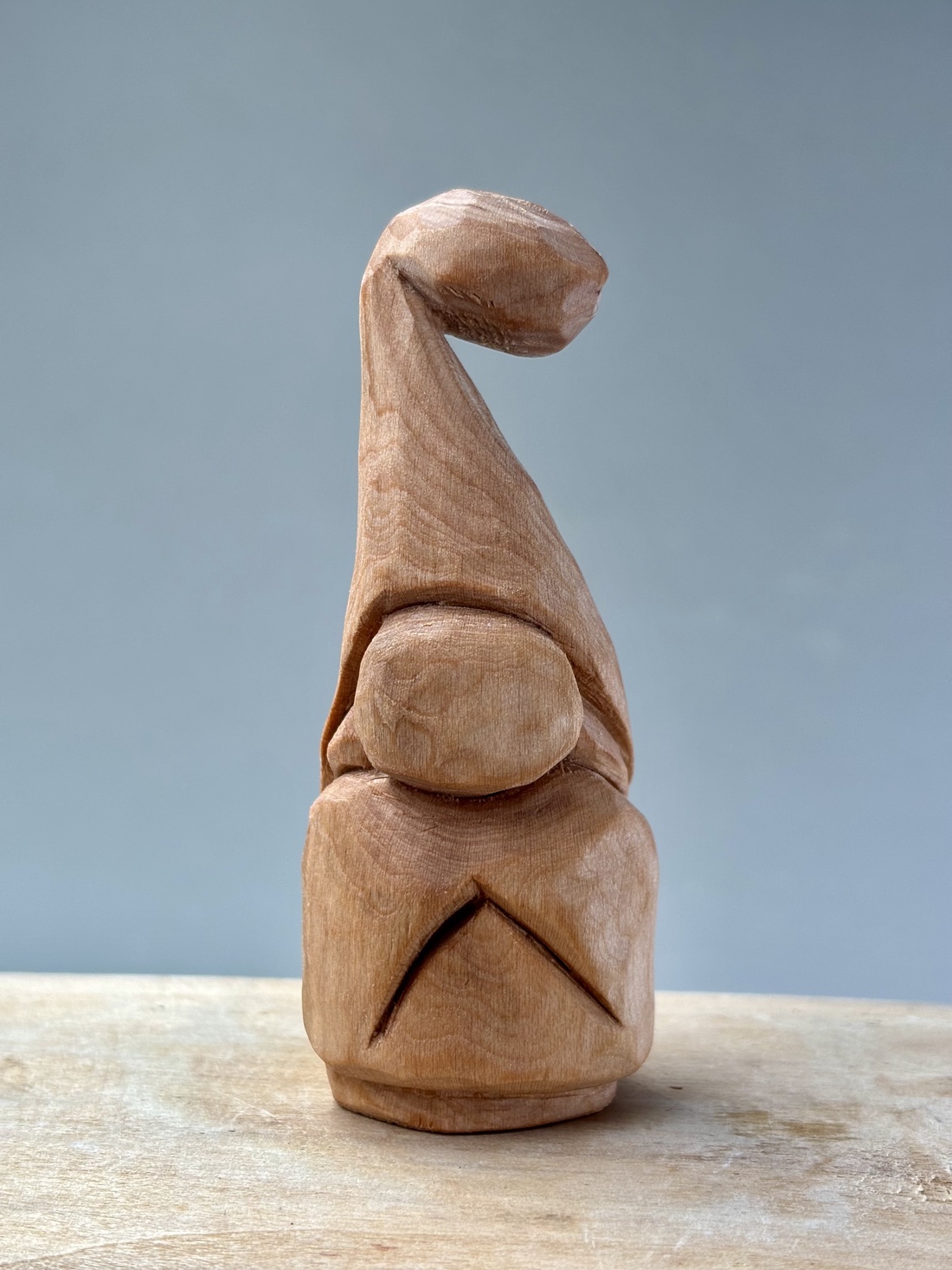 Gnom din lemn de stejar cu căciulă figurină sculptată manual, decor rustic din lemn natural - accesorii de crăciun - cadou tematic de moș crăciun, decorațiuni - decor de interior moș crăciun - Artynos.ro Gnom din lemn de stejar cu căciulă figurină sculptată manual, decor rustic din lemn natural - accesorii de crăciun - cadou tematic de moș crăciun, decorațiuni - decor de interior moș crăciun - Artynos.ro