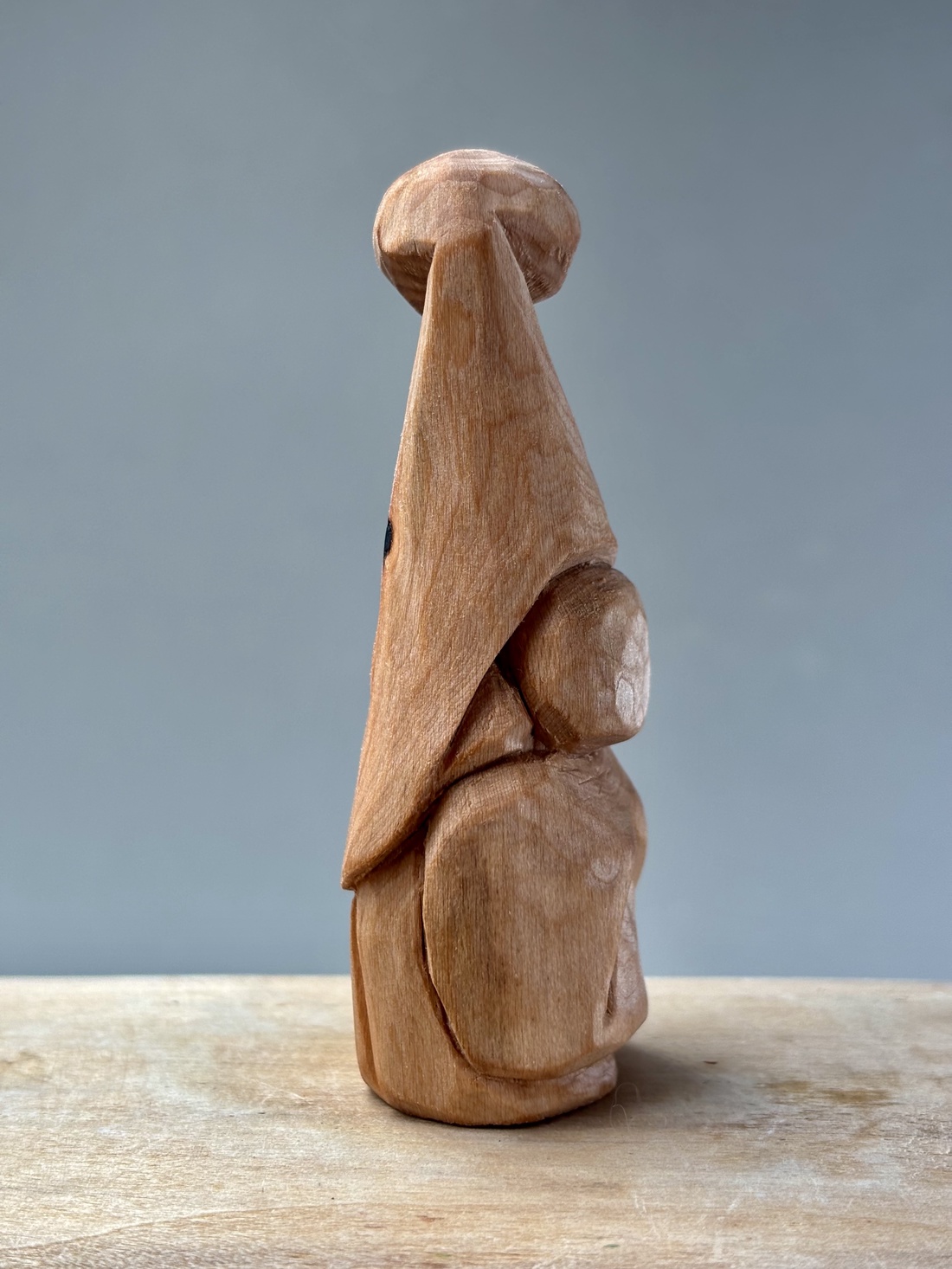 Gnom din lemn de stejar cu căciulă figurină sculptată manual, decor rustic din lemn natural - accesorii de crăciun - cadou tematic de moș crăciun, decorațiuni - decor de interior moș crăciun - Artynos.ro Gnom din lemn de stejar cu căciulă figurină sculptată manual, decor rustic din lemn natural - accesorii de crăciun - cadou tematic de moș crăciun, decorațiuni - decor de interior moș crăciun - Artynos.ro