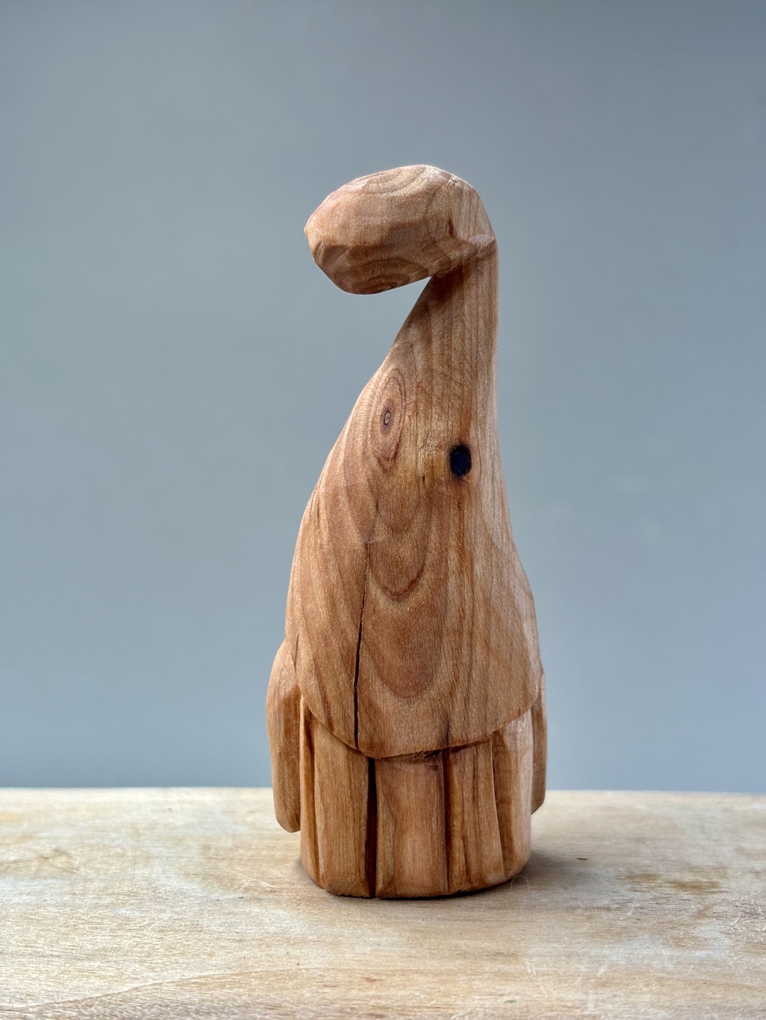 Gnom din lemn de stejar cu căciulă figurină sculptată manual, decor rustic din lemn natural - accesorii de crăciun - cadou tematic de moș crăciun, decorațiuni - decor de interior moș crăciun - Artynos.ro Gnom din lemn de stejar cu căciulă figurină sculptată manual, decor rustic din lemn natural - accesorii de crăciun - cadou tematic de moș crăciun, decorațiuni - decor de interior moș crăciun - Artynos.ro