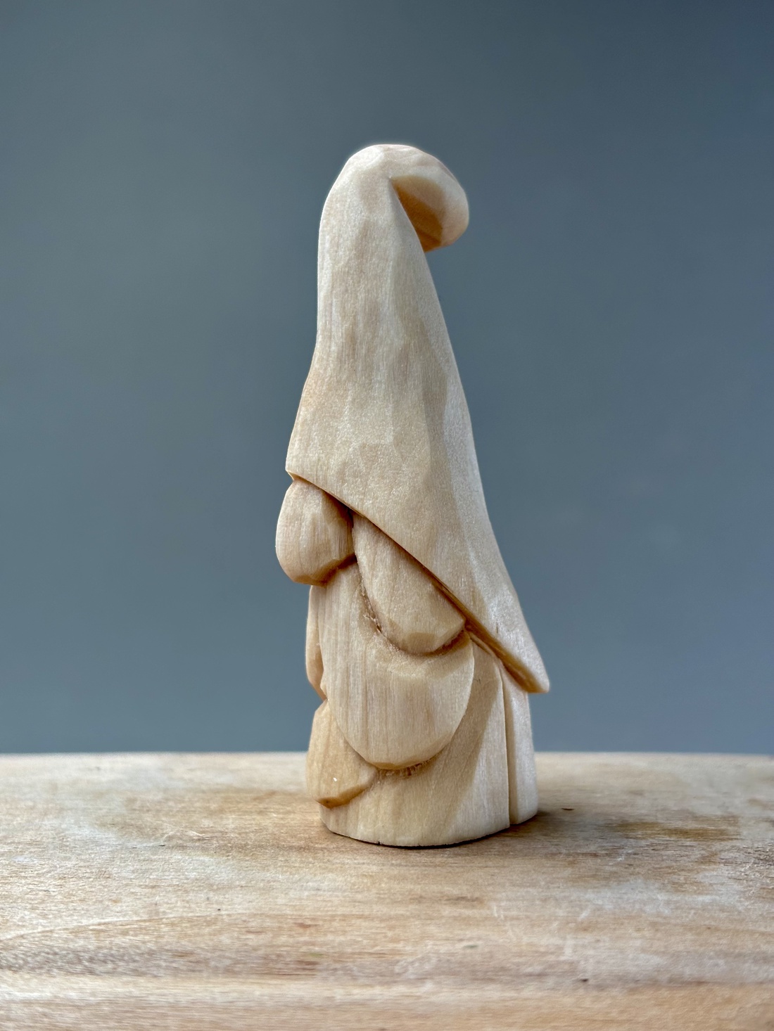 Gnom mustăcios din lemn de tei - accesorii de crăciun - cadou tematic de moș crăciun, decorațiuni - decor de interior moș crăciun - Artynos.ro Gnom mustăcios din lemn de tei - accesorii de crăciun - cadou tematic de moș crăciun, decorațiuni - decor de interior moș crăciun - Artynos.ro