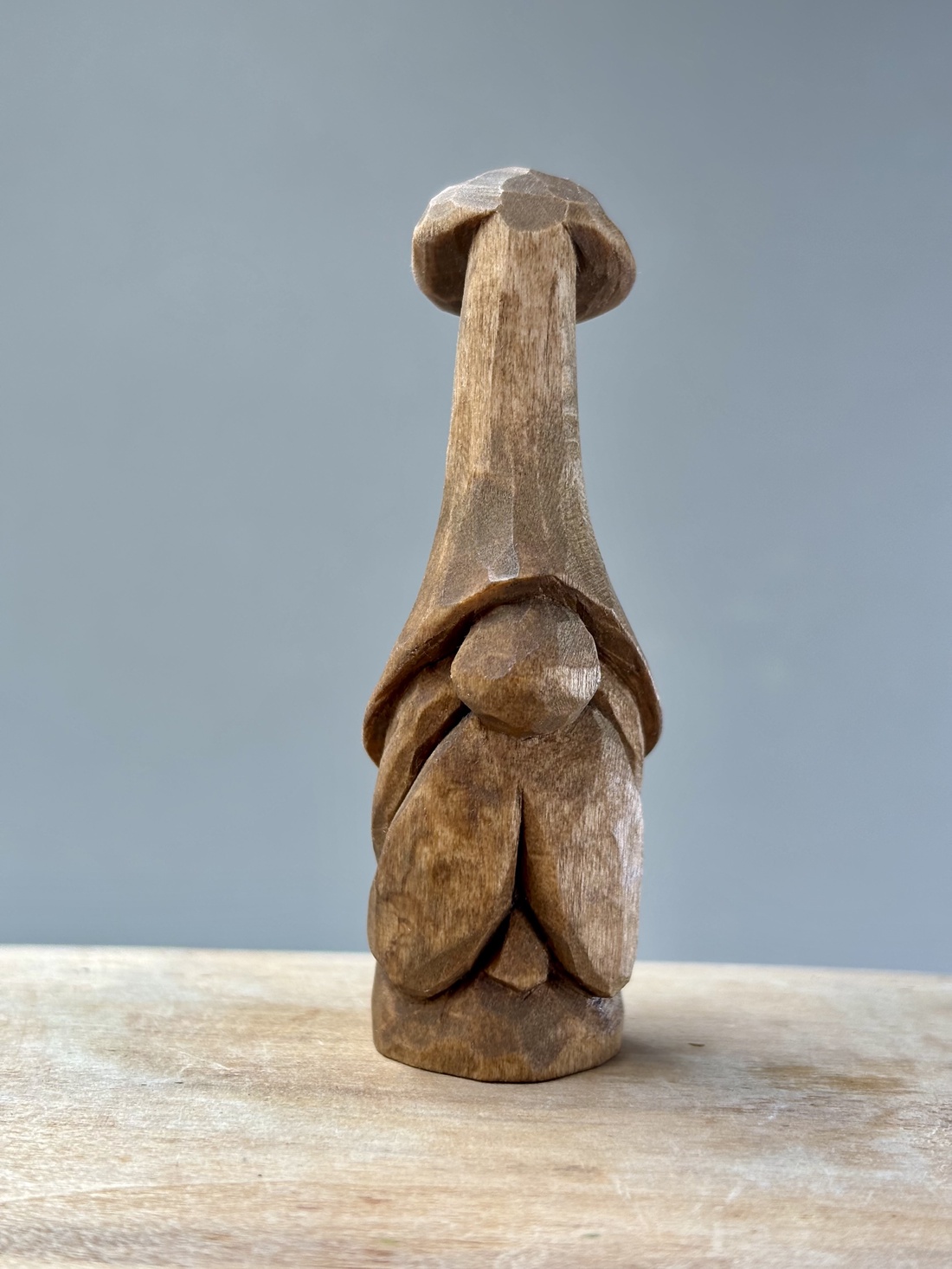 Gnom cioplit din lemn de tei, finisaj culoarea nucului - accesorii de crăciun - cadou tematic de moș crăciun, decorațiuni - costum moș crăciun - Artynos.ro Gnom cioplit din lemn de tei, finisaj culoarea nucului - accesorii de crăciun - cadou tematic de moș crăciun, decorațiuni - costum moș crăciun - Artynos.ro