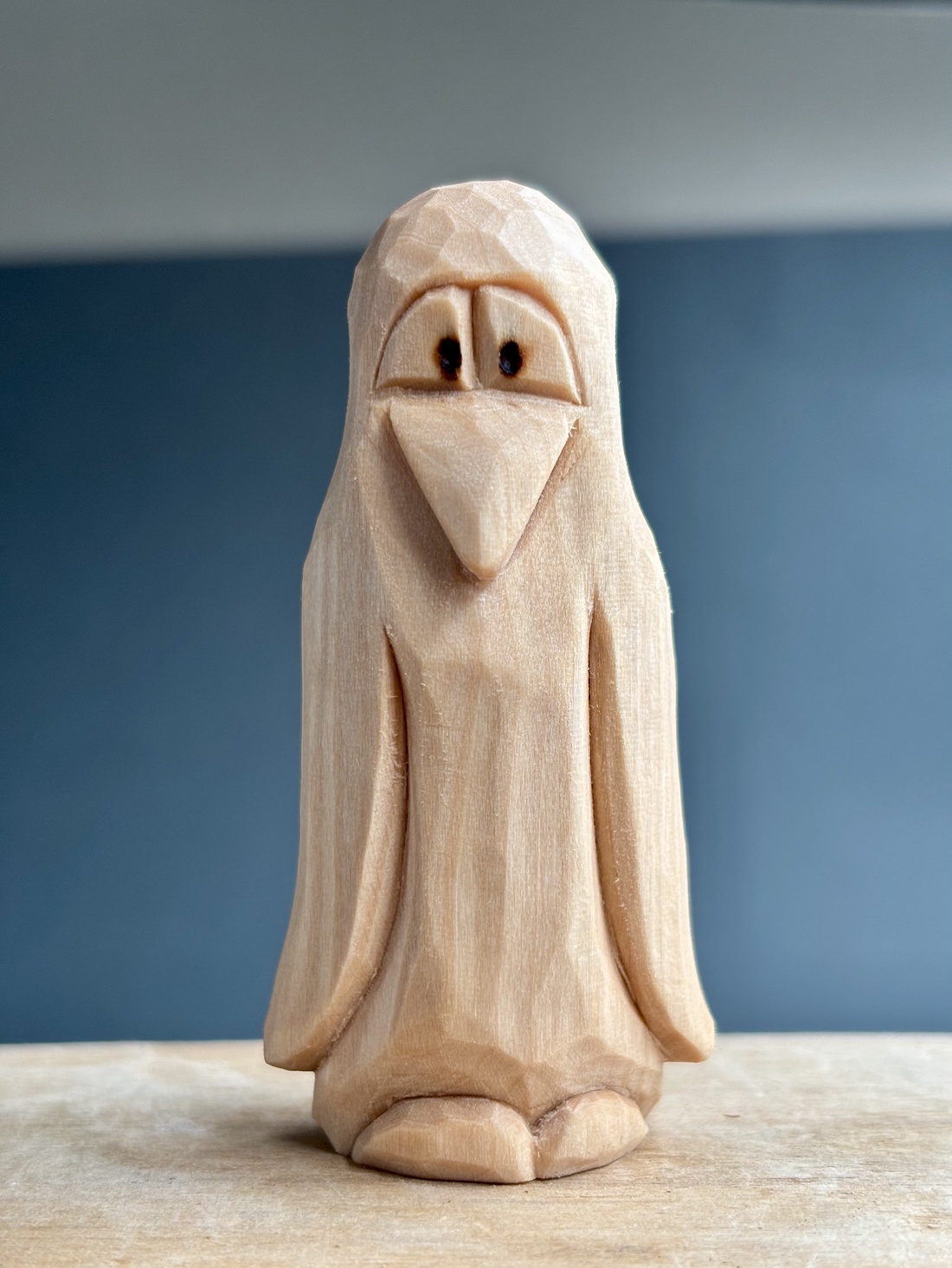 Pinguin cioplit manual din lemn de tei mini sculptură decorativă finisată cu ulei mineral - accesorii de crăciun - cadou tematic de moș crăciun, decorațiuni - costum moș crăciun - Artynos.ro Pinguin cioplit manual din lemn de tei mini sculptură decorativă finisată cu ulei mineral - accesorii de crăciun - cadou tematic de moș crăciun, decorațiuni - costum moș crăciun - Artynos.ro