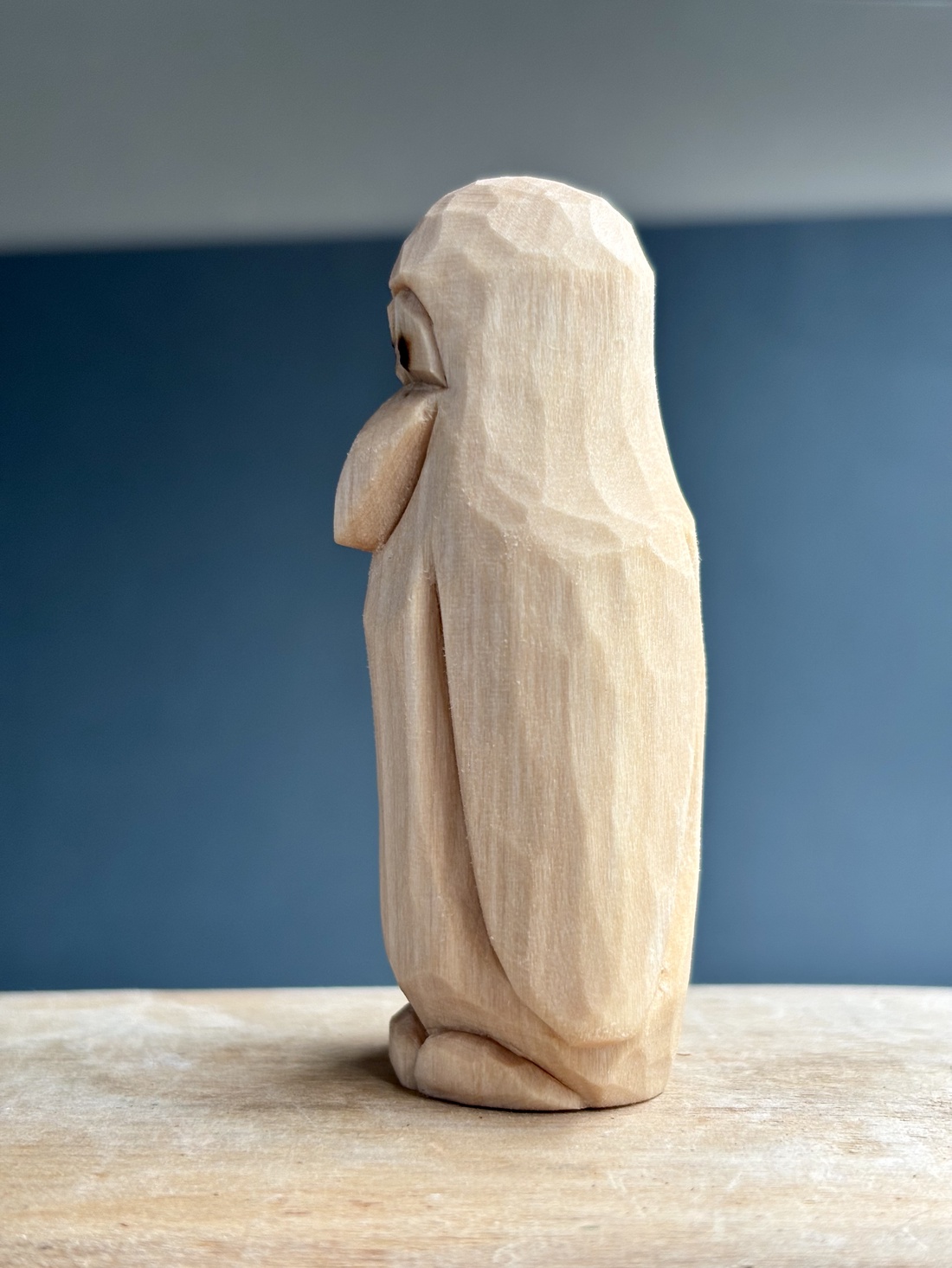Pinguin cioplit manual din lemn de tei mini sculptură decorativă finisată cu ulei mineral - accesorii de crăciun - cadou tematic de moș crăciun, decorațiuni - costum moș crăciun - Artynos.ro Pinguin cioplit manual din lemn de tei mini sculptură decorativă finisată cu ulei mineral - accesorii de crăciun - cadou tematic de moș crăciun, decorațiuni - costum moș crăciun - Artynos.ro