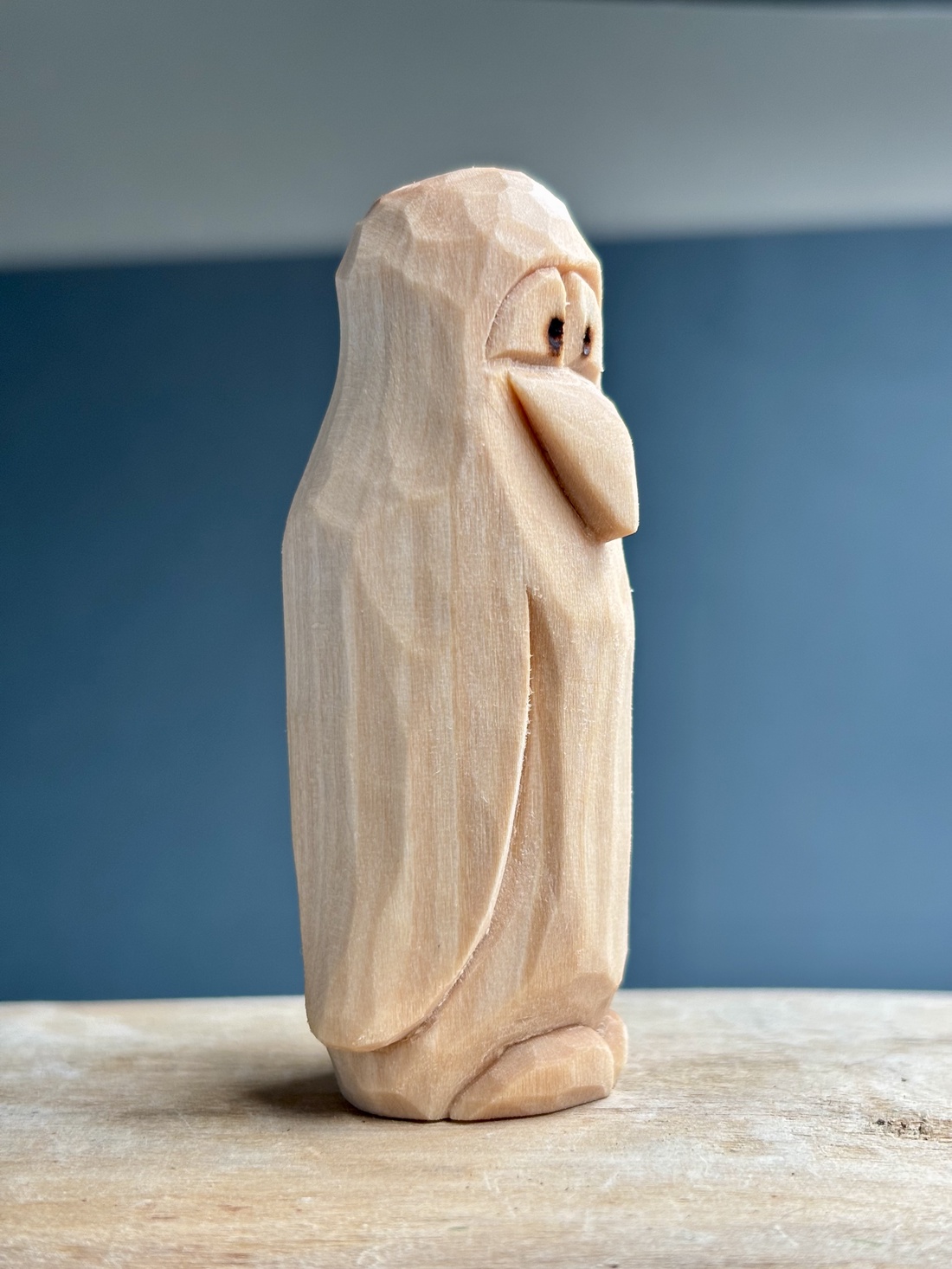 Pinguin cioplit manual din lemn de tei mini sculptură decorativă finisată cu ulei mineral - accesorii de crăciun - cadou tematic de moș crăciun, decorațiuni - costum moș crăciun - Artynos.ro Pinguin cioplit manual din lemn de tei mini sculptură decorativă finisată cu ulei mineral - accesorii de crăciun - cadou tematic de moș crăciun, decorațiuni - costum moș crăciun - Artynos.ro