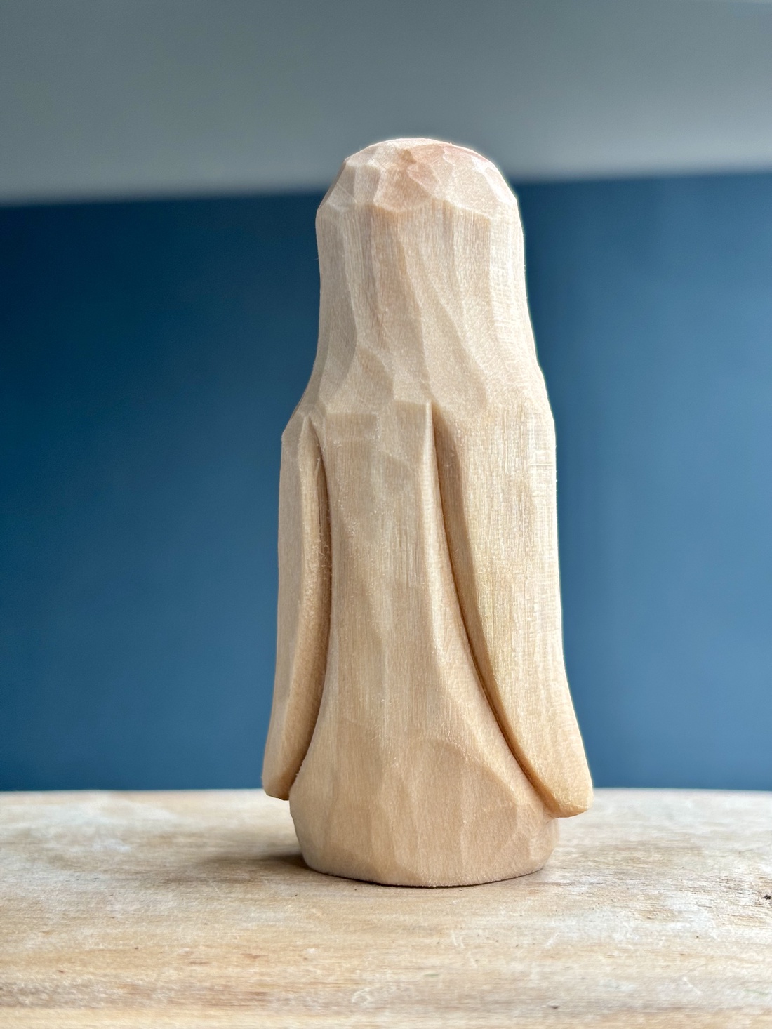 Pinguin cioplit manual din lemn de tei mini sculptură decorativă finisată cu ulei mineral - accesorii de crăciun - cadou tematic de moș crăciun, decorațiuni - costum moș crăciun - Artynos.ro Pinguin cioplit manual din lemn de tei mini sculptură decorativă finisată cu ulei mineral - accesorii de crăciun - cadou tematic de moș crăciun, decorațiuni - costum moș crăciun - Artynos.ro