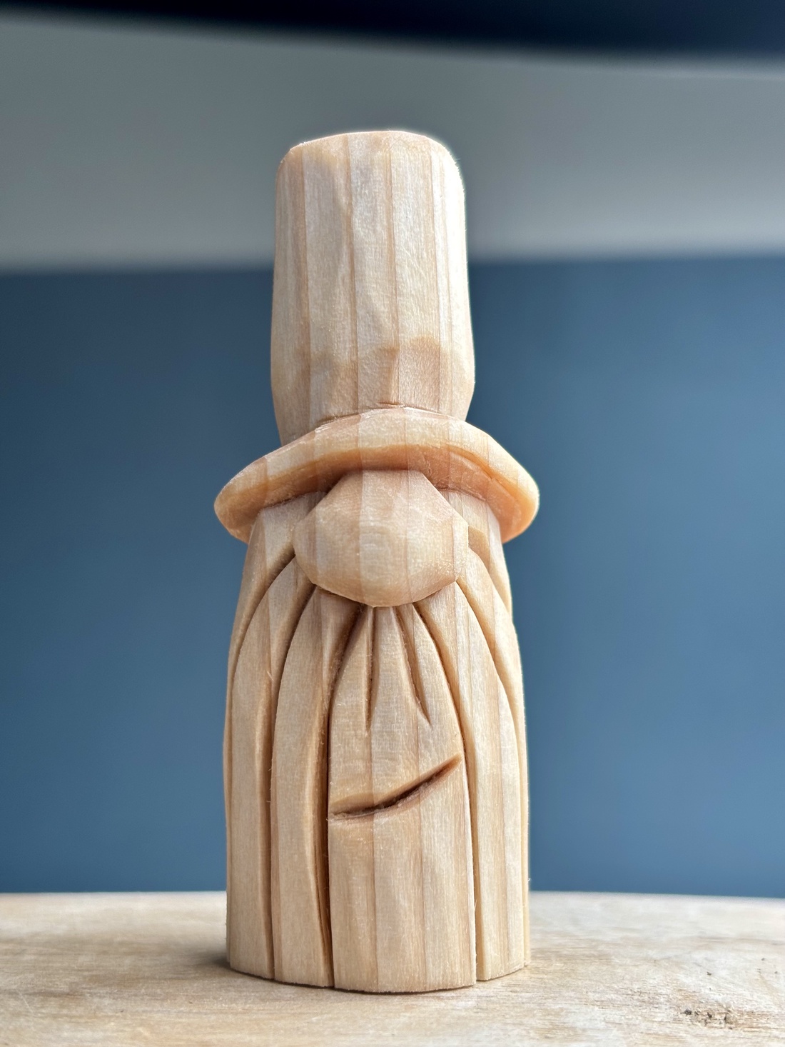 Gnom cu joben cioplit manual din lemn de tei mini sculptură decorativă finisată cu ulei mineral - accesorii de crăciun - cadou tematic de moș crăciun, decorațiuni - cadouri de moș crăciun - Artynos.ro Gnom cu joben cioplit manual din lemn de tei mini sculptură decorativă finisată cu ulei mineral - accesorii de crăciun - cadou tematic de moș crăciun, decorațiuni - cadouri de moș crăciun - Artynos.ro