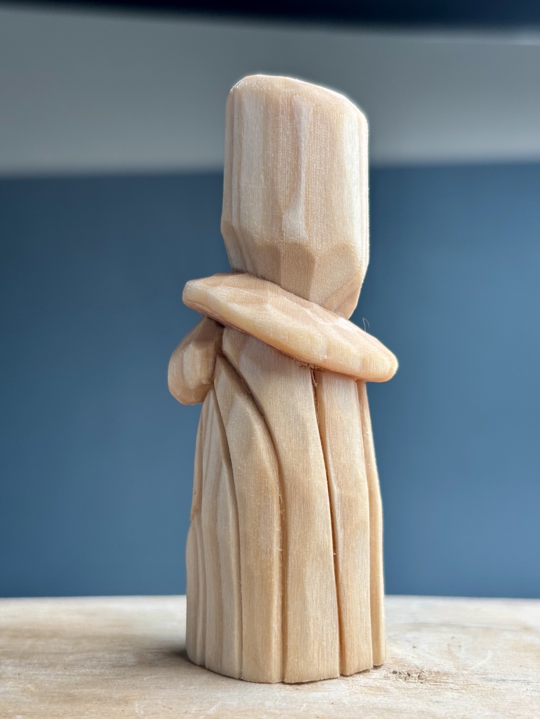 Gnom cu joben cioplit manual din lemn de tei mini sculptură decorativă finisată cu ulei mineral - accesorii de crăciun - cadou tematic de moș crăciun, decorațiuni - cadouri de moș crăciun - Artynos.ro Gnom cu joben cioplit manual din lemn de tei mini sculptură decorativă finisată cu ulei mineral - accesorii de crăciun - cadou tematic de moș crăciun, decorațiuni - cadouri de moș crăciun - Artynos.ro