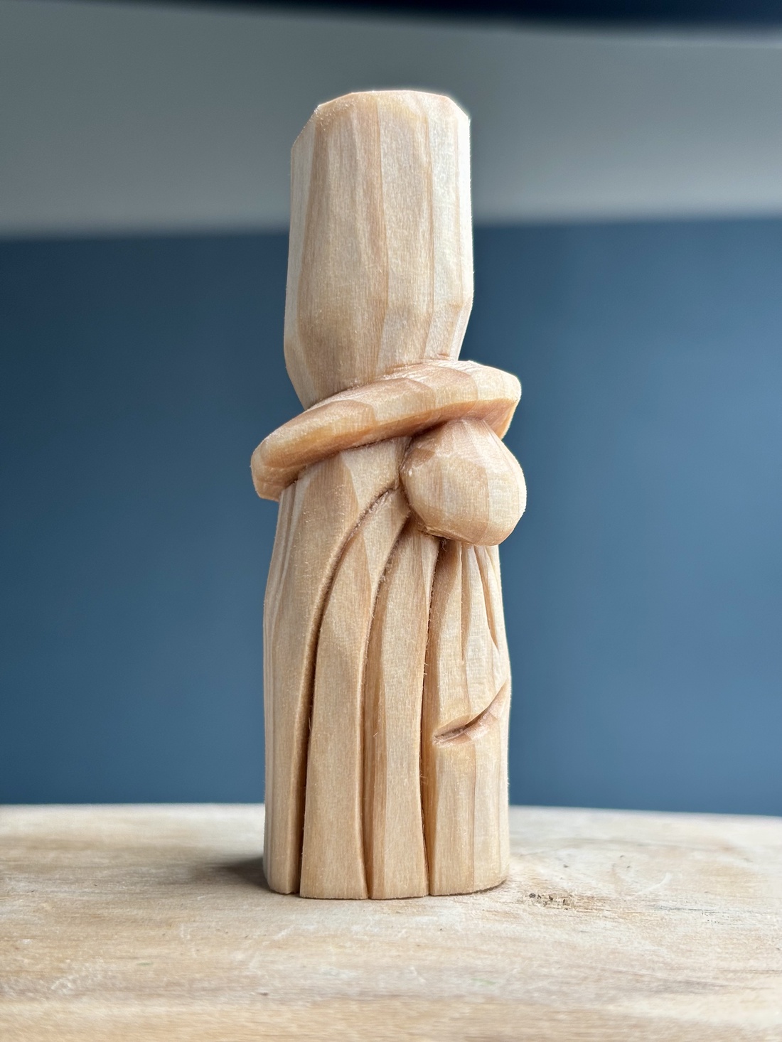 Gnom cu joben cioplit manual din lemn de tei mini sculptură decorativă finisată cu ulei mineral - accesorii de crăciun - cadou tematic de moș crăciun, decorațiuni - cadouri de moș crăciun - Artynos.ro Gnom cu joben cioplit manual din lemn de tei mini sculptură decorativă finisată cu ulei mineral - accesorii de crăciun - cadou tematic de moș crăciun, decorațiuni - cadouri de moș crăciun - Artynos.ro