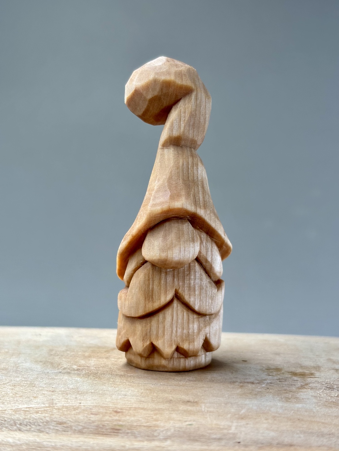 Gnom din lemn de tei sculptat manual - accesorii de crăciun - cadou tematic de moș crăciun, decorațiuni - cadouri de moș crăciun - Artynos.ro Gnom din lemn de tei sculptat manual - accesorii de crăciun - cadou tematic de moș crăciun, decorațiuni - cadouri de moș crăciun - Artynos.ro