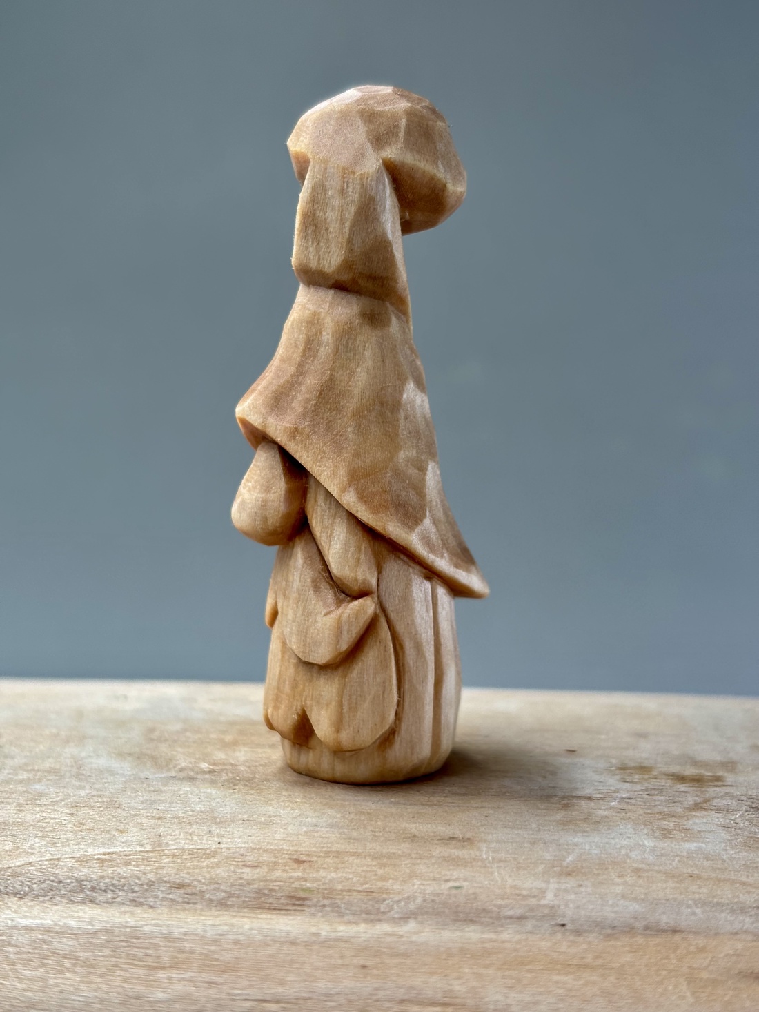 Gnom din lemn de tei sculptat manual - accesorii de crăciun - cadou tematic de moș crăciun, decorațiuni - cadouri de moș crăciun - Artynos.ro Gnom din lemn de tei sculptat manual - accesorii de crăciun - cadou tematic de moș crăciun, decorațiuni - cadouri de moș crăciun - Artynos.ro