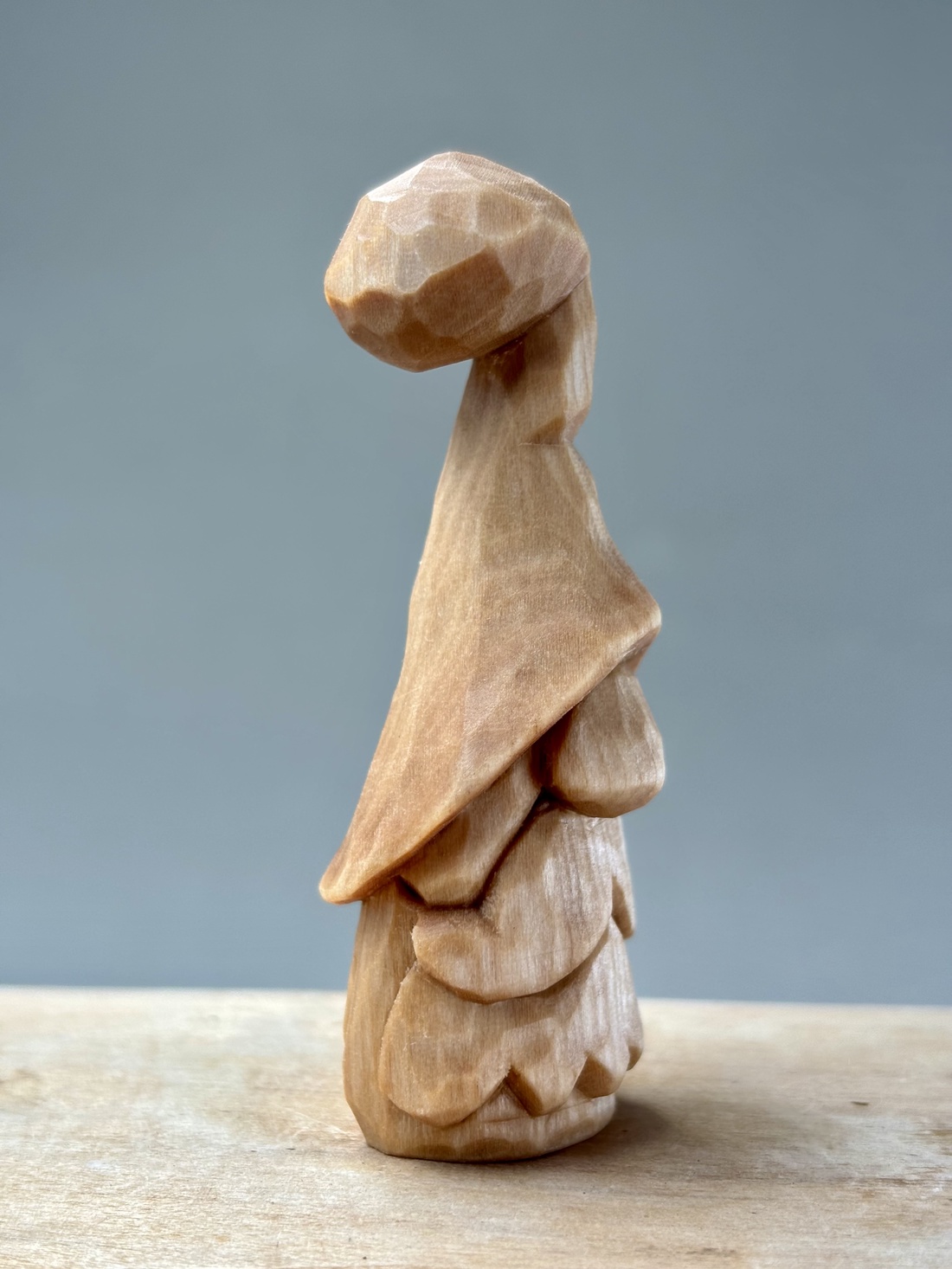 Gnom din lemn de tei sculptat manual - accesorii de crăciun - cadou tematic de moș crăciun, decorațiuni - cadouri de moș crăciun - Artynos.ro Gnom din lemn de tei sculptat manual - accesorii de crăciun - cadou tematic de moș crăciun, decorațiuni - cadouri de moș crăciun - Artynos.ro