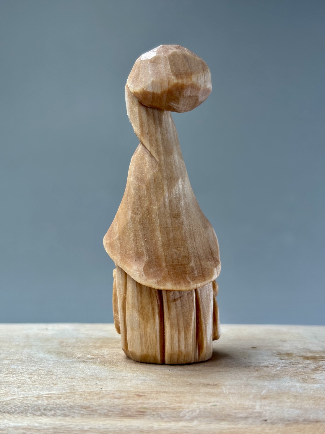 Gnom din lemn de tei sculptat manual - accesorii de crăciun - cadou tematic de moș crăciun, decorațiuni - cadouri de moș crăciun - Artynos.ro Gnom din lemn de tei sculptat manual - accesorii de crăciun - cadou tematic de moș crăciun, decorațiuni - cadouri de moș crăciun - Artynos.ro