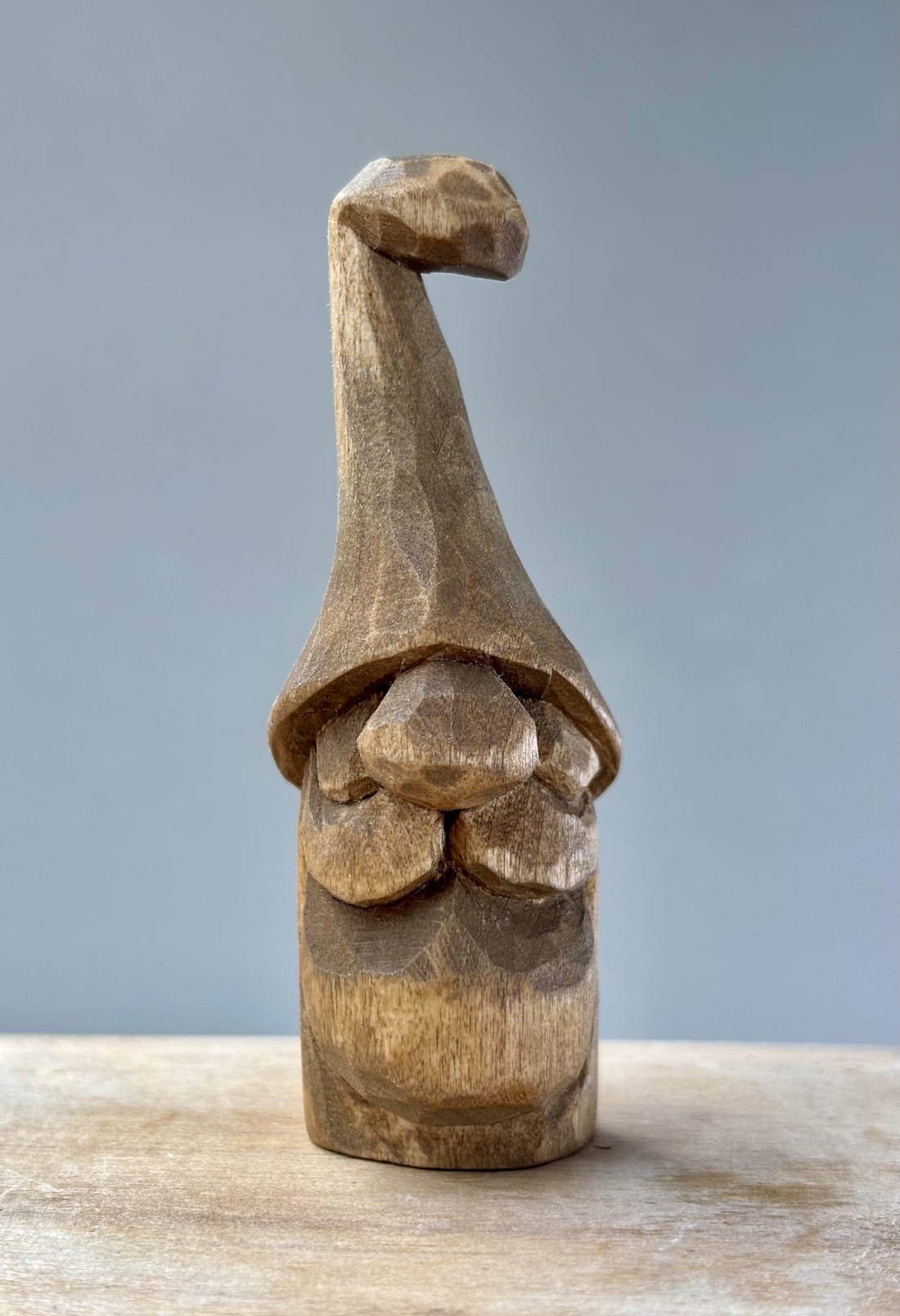Gnom din lemn de tei sculptat manual  finisaj nuc - accesorii de crăciun - cadou tematic de moș crăciun, decorațiuni - cadouri de moș crăciun - Artynos.ro