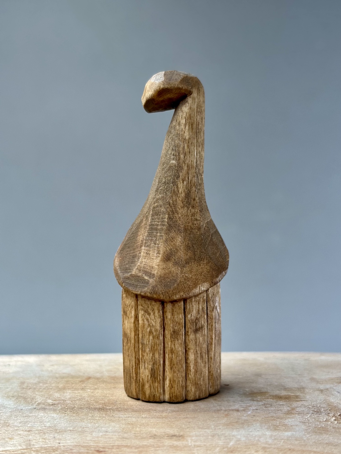 Gnom din lemn de tei sculptat manual  finisaj nuc - accesorii de crăciun - cadou tematic de moș crăciun, decorațiuni - cadouri de moș crăciun - Artynos.ro