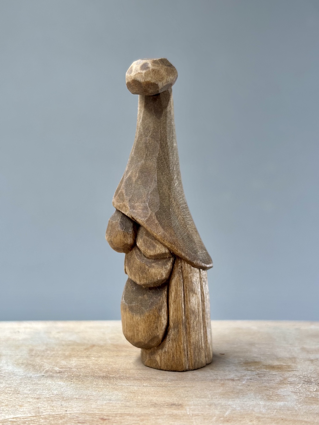 Gnom din lemn de tei sculptat manual  finisaj nuc - accesorii de crăciun - cadou tematic de moș crăciun, decorațiuni - cadouri de moș crăciun - Artynos.ro