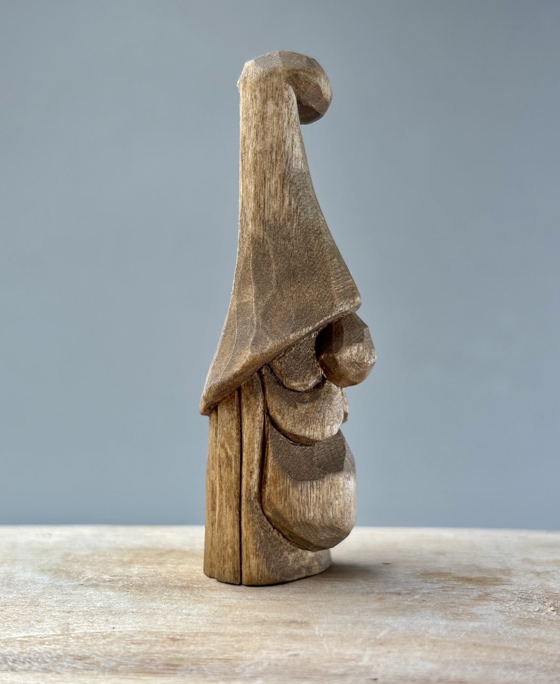 Gnom din lemn de tei sculptat manual  finisaj nuc - accesorii de crăciun - cadou tematic de moș crăciun, decorațiuni - cadouri de moș crăciun - Artynos.ro