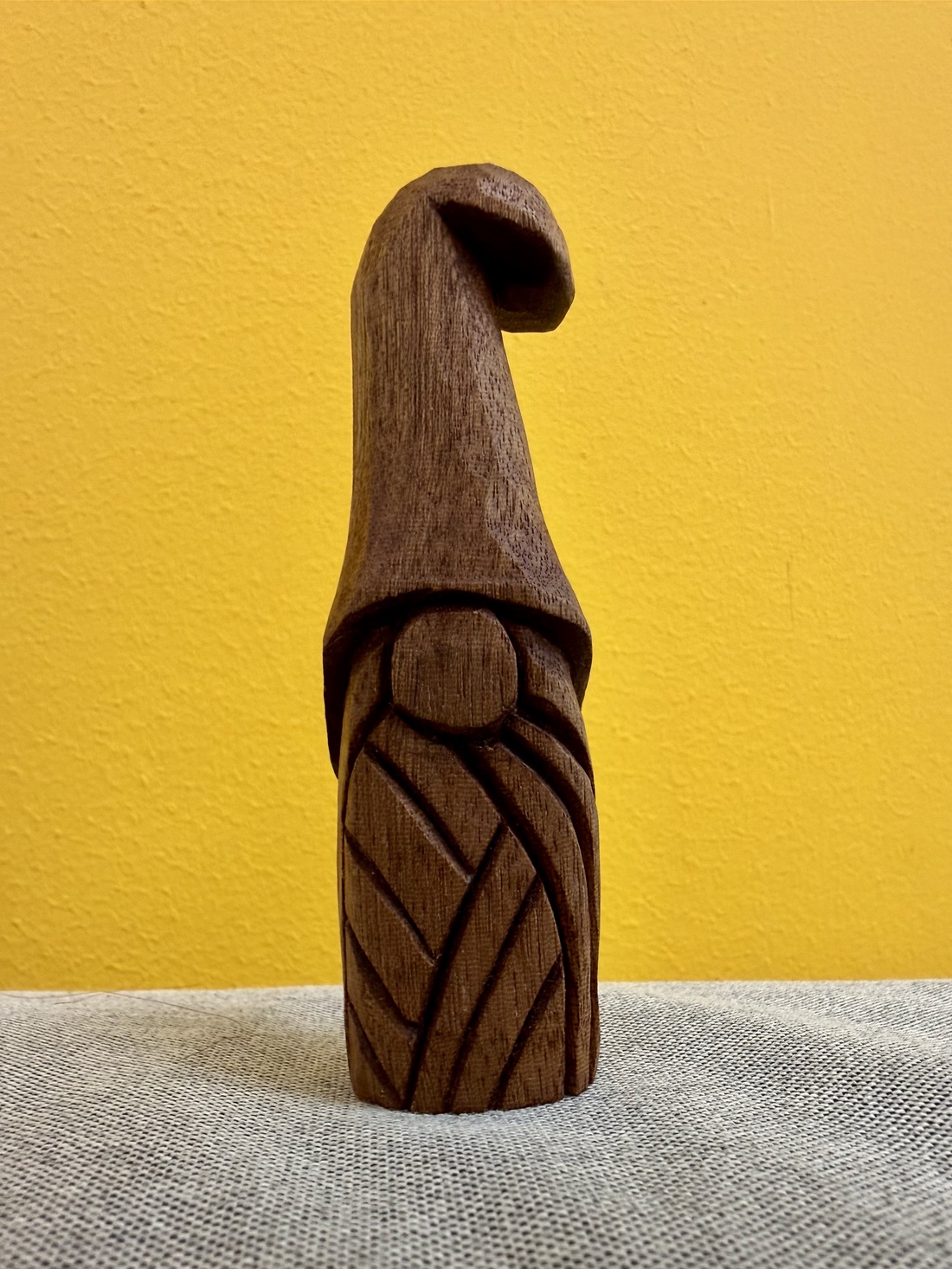 Vrăjitor din lemn de mahon 10 cm � figurină sculptată manual, finisată cu ceară de albine - arte vizuale și accesorii  - sculptură - statuie lemn - Artynos.ro