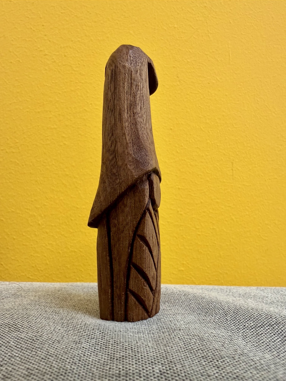 Vrăjitor din lemn de mahon 10 cm � figurină sculptată manual, finisată cu ceară de albine - arte vizuale și accesorii  - sculptură - statuie lemn - Artynos.ro