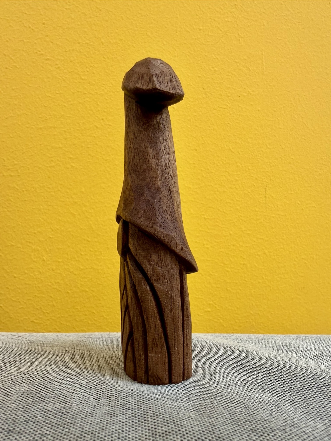 Vrăjitor din lemn de mahon 10 cm � figurină sculptată manual, finisată cu ceară de albine - arte vizuale și accesorii  - sculptură - statuie lemn - Artynos.ro