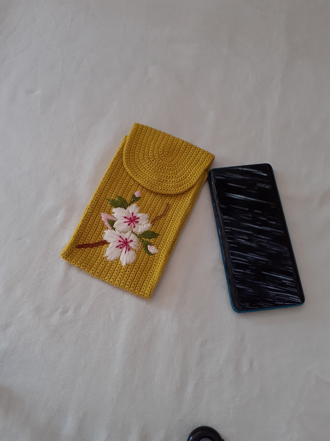 Carcase de telefon croșetate și brodate cu patent magnetic -  - Artynos.ro