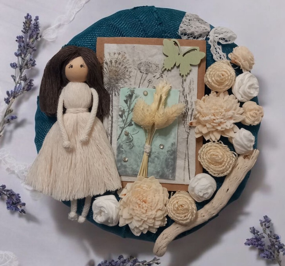 Coroană turcoaz din iută cu păpușă macramé și flori din hârtie vintage -  - Artynos.ro