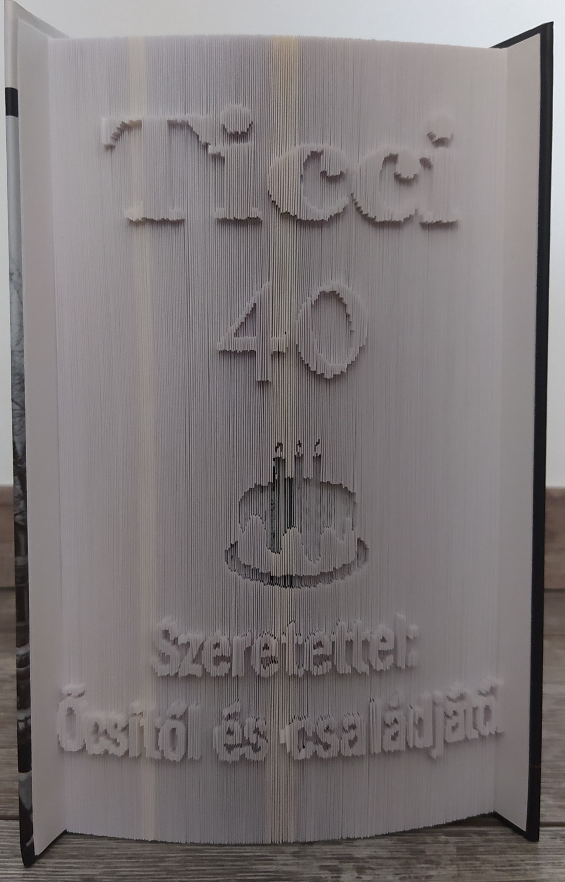 O sculptură de carte cu un text personalizat pentru o zi de naștere - casă & stil de viață - accesorii pentru decorat casa - decorațiuni de masă și decorațiuni pentru rafturi  - sculptură de carte, carte pliată - Artynos.ro