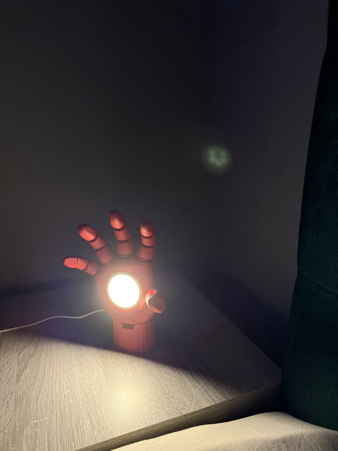 Lanterna de mână Iron Man � înălțime 22 cm, design unic! -  - Artynos.ro