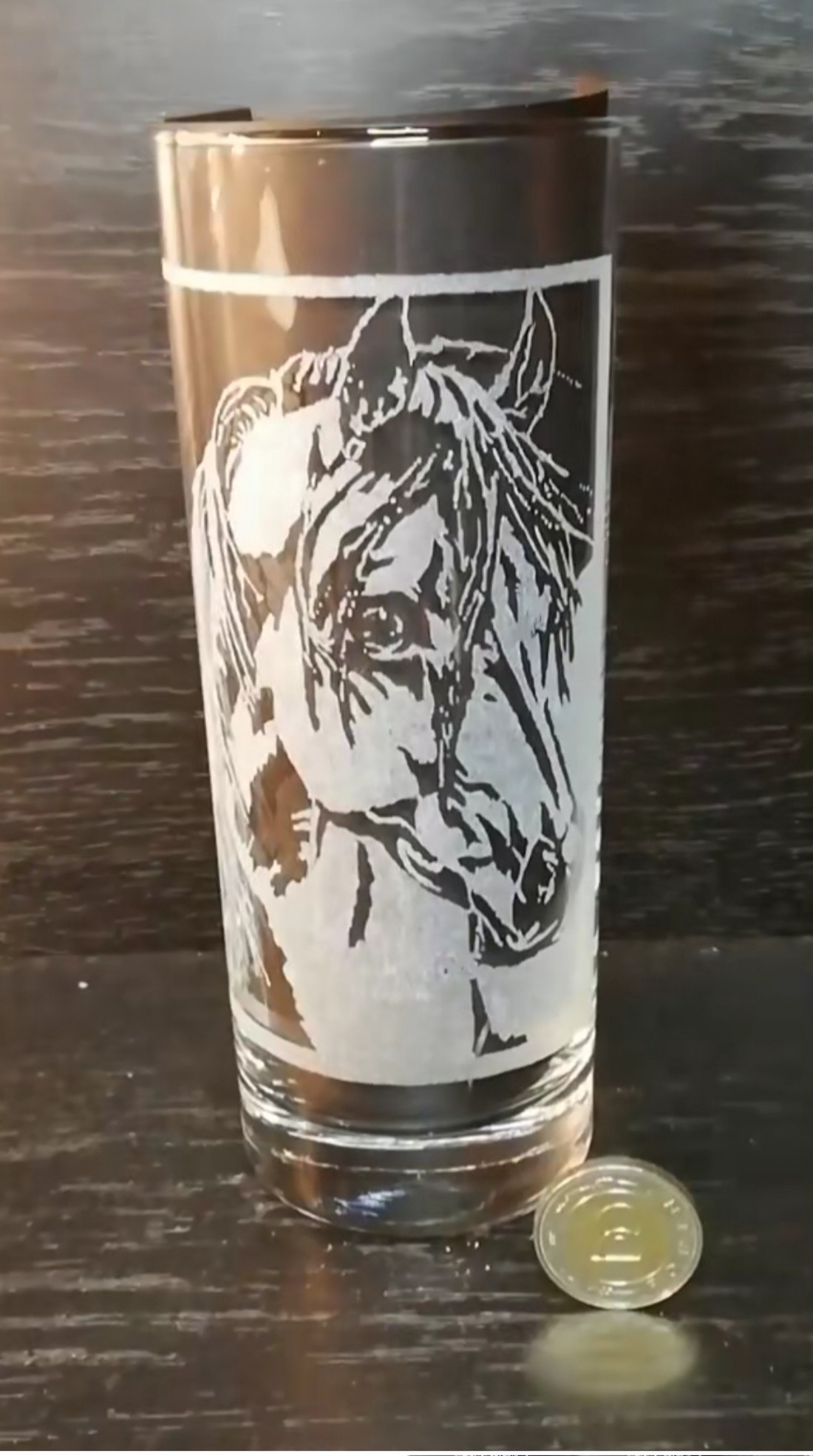 Pahar de sticlă cu model de cal, gravat manual  -  - Artynos.ro