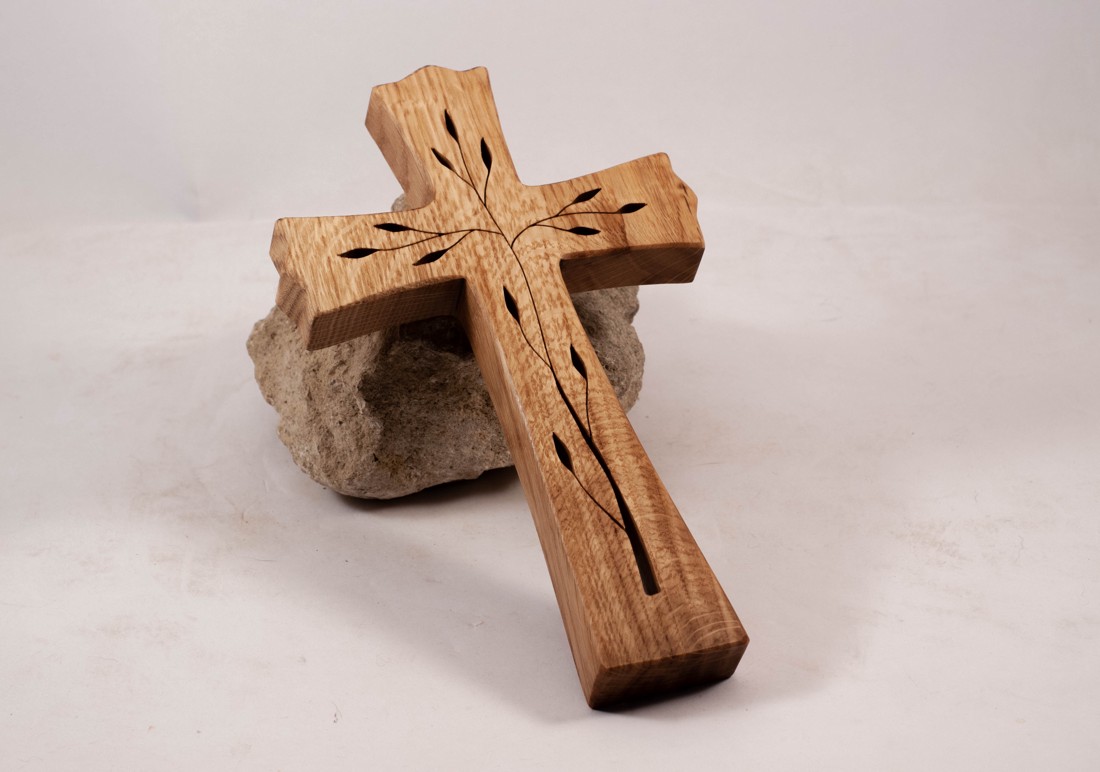 Cruce din lemn modelată, cruce de perete - - Artynos.ro Cruce din lemn modelată, cruce de perete - - Artynos.ro