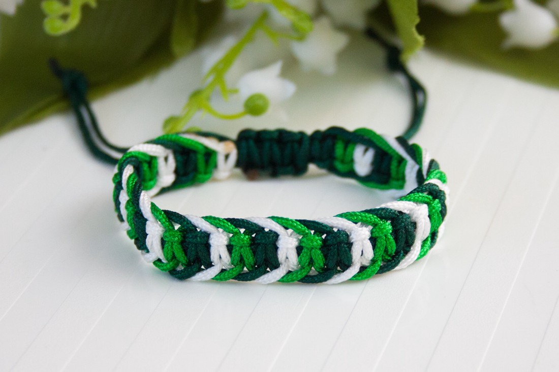 Brățară macramé împletită în trei culori - verde închis/verde/alb - - Artynos.ro Brățară macramé împletită în trei culori - verde închis/verde/alb - - Artynos.ro
