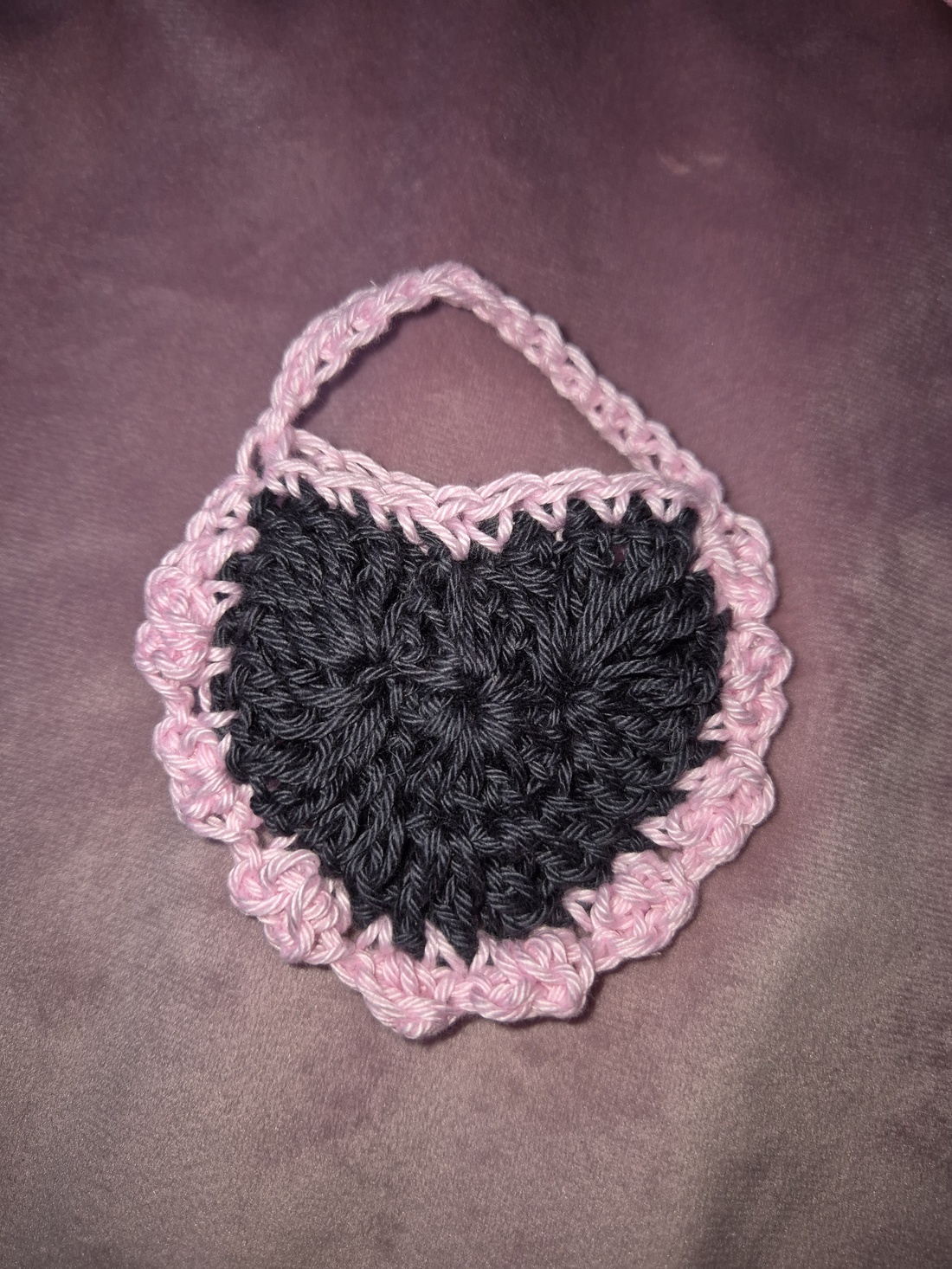 Keychain gentuta in forma de inimioara - geantă și husă - accesorii genți - breloc - Artynos.ro Keychain gentuta in forma de inimioara - geantă și husă - accesorii genți - breloc - Artynos.ro
